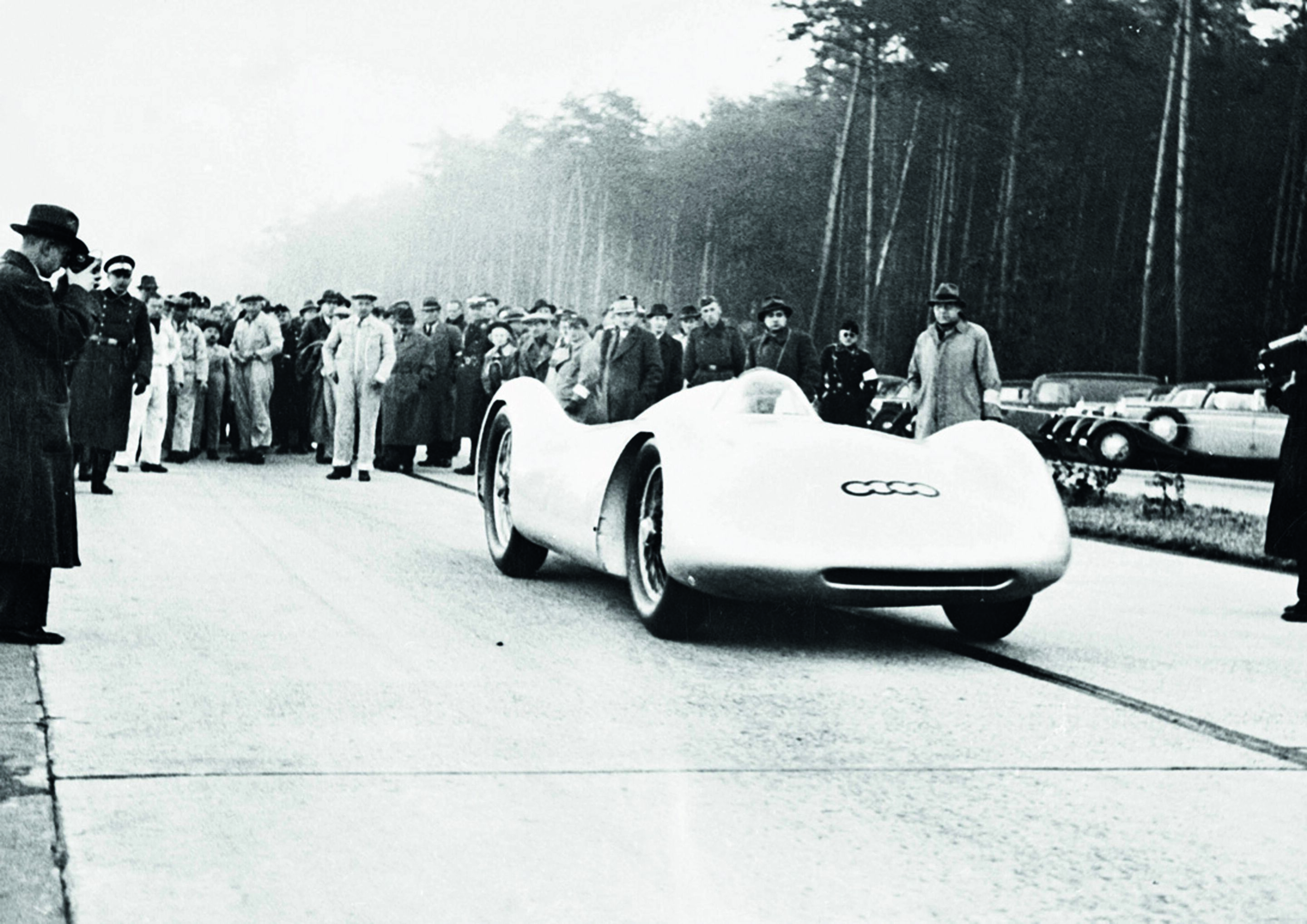Jubiläumsmagazin Historie - Auto Union Grand Prix: Bernd Rosemayer beim Start zu einer Rekordfahrt bei Frankfurt 1937