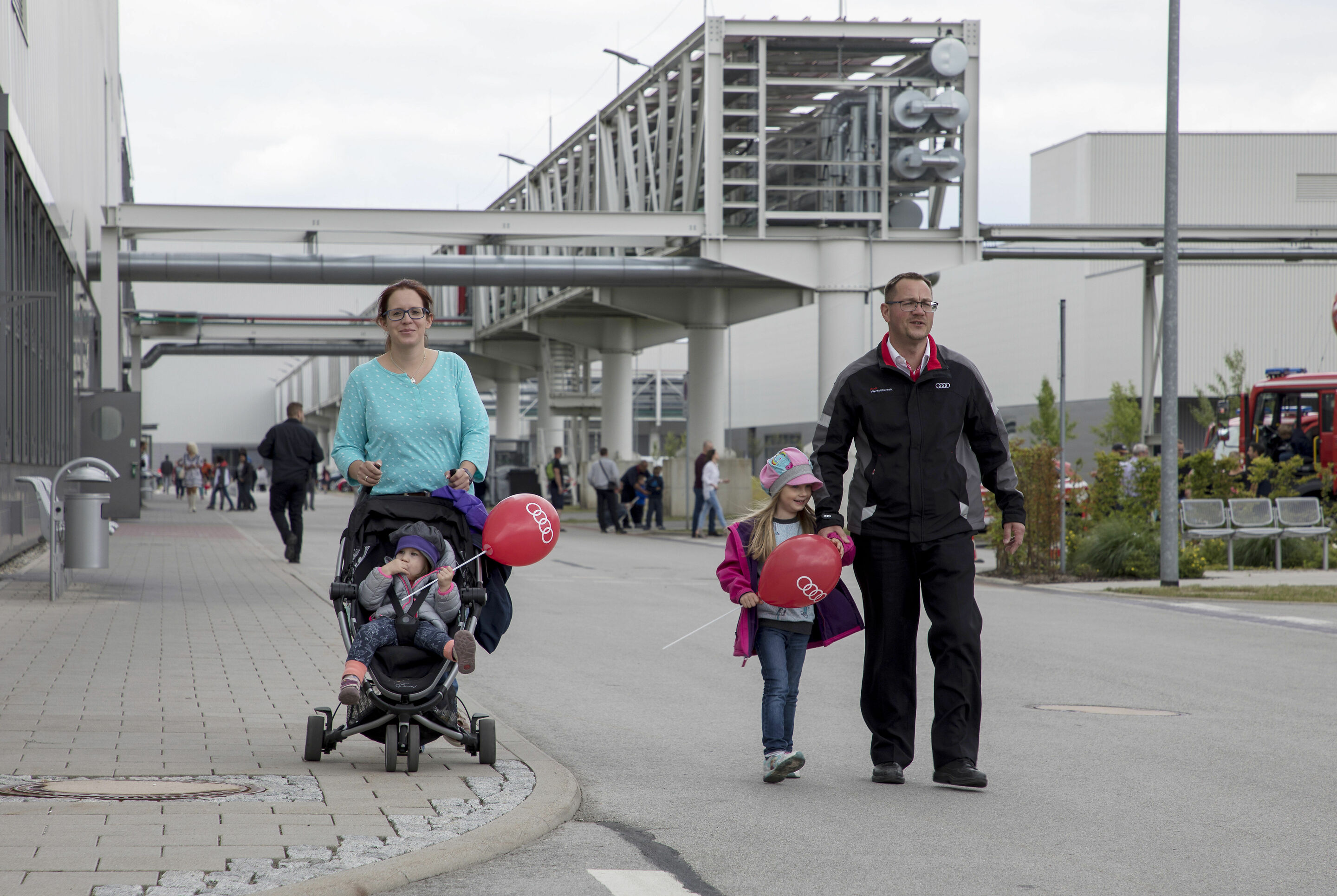 Blick hinter die Kulissen: Erster Mitarbeitertag bei Audi in Münchsmünster - Mehr als 3.700 Besucher kamen zum ersten Mitarbeitertag zur Audi-Fertigung Münchsmünster. Die Mitarbeiter zeigten ihren Angehörigen die Gewerke, in denen sie tätig sind.