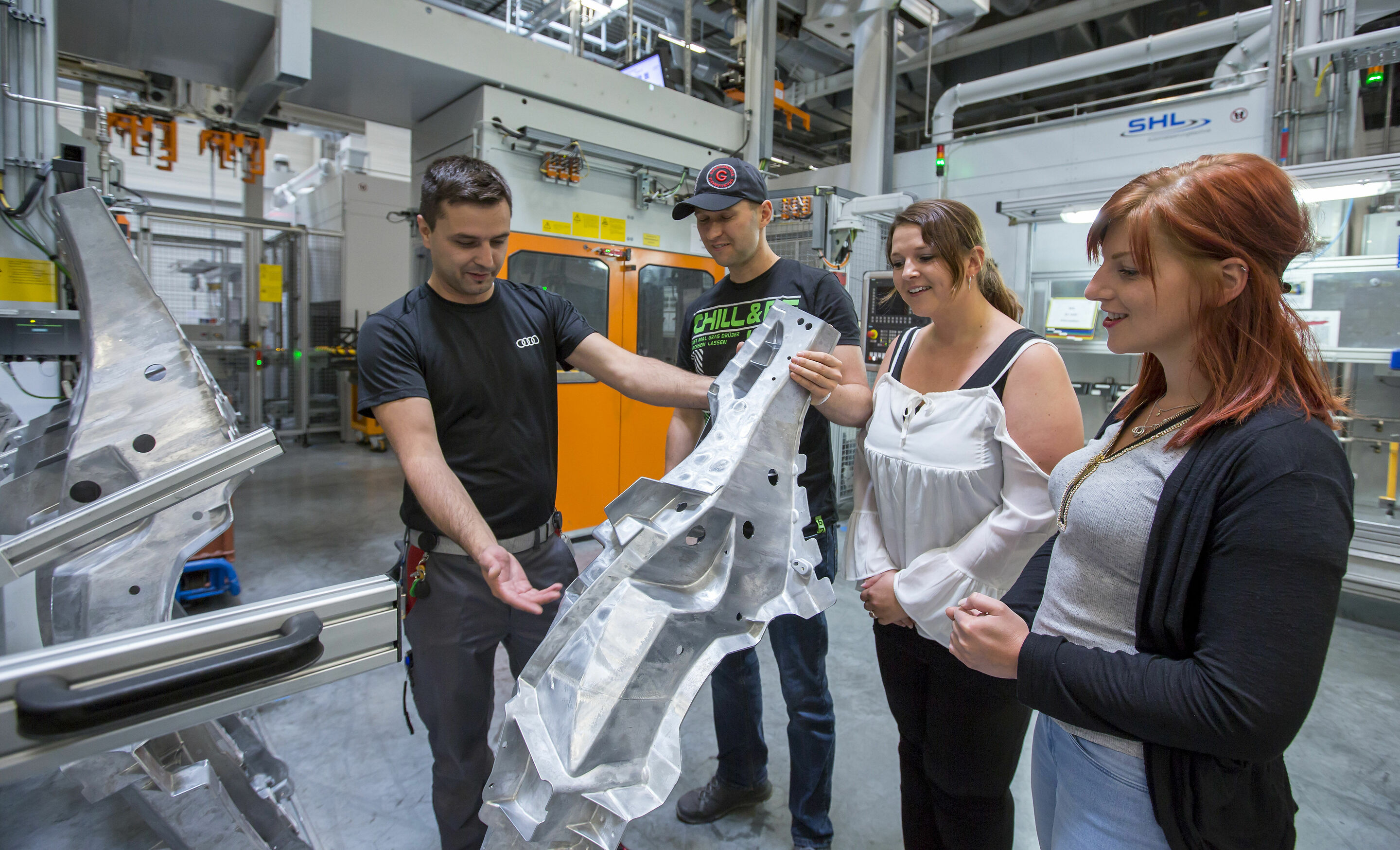 Blick hinter die Kulissen: Erster Mitarbeitertag bei Audi in Münchsmünster - Ein Audi-Mitarbeiter erläuterte in der mechanischen Bearbeitung in Münchsmünster die Herstellung des Längsträgers.