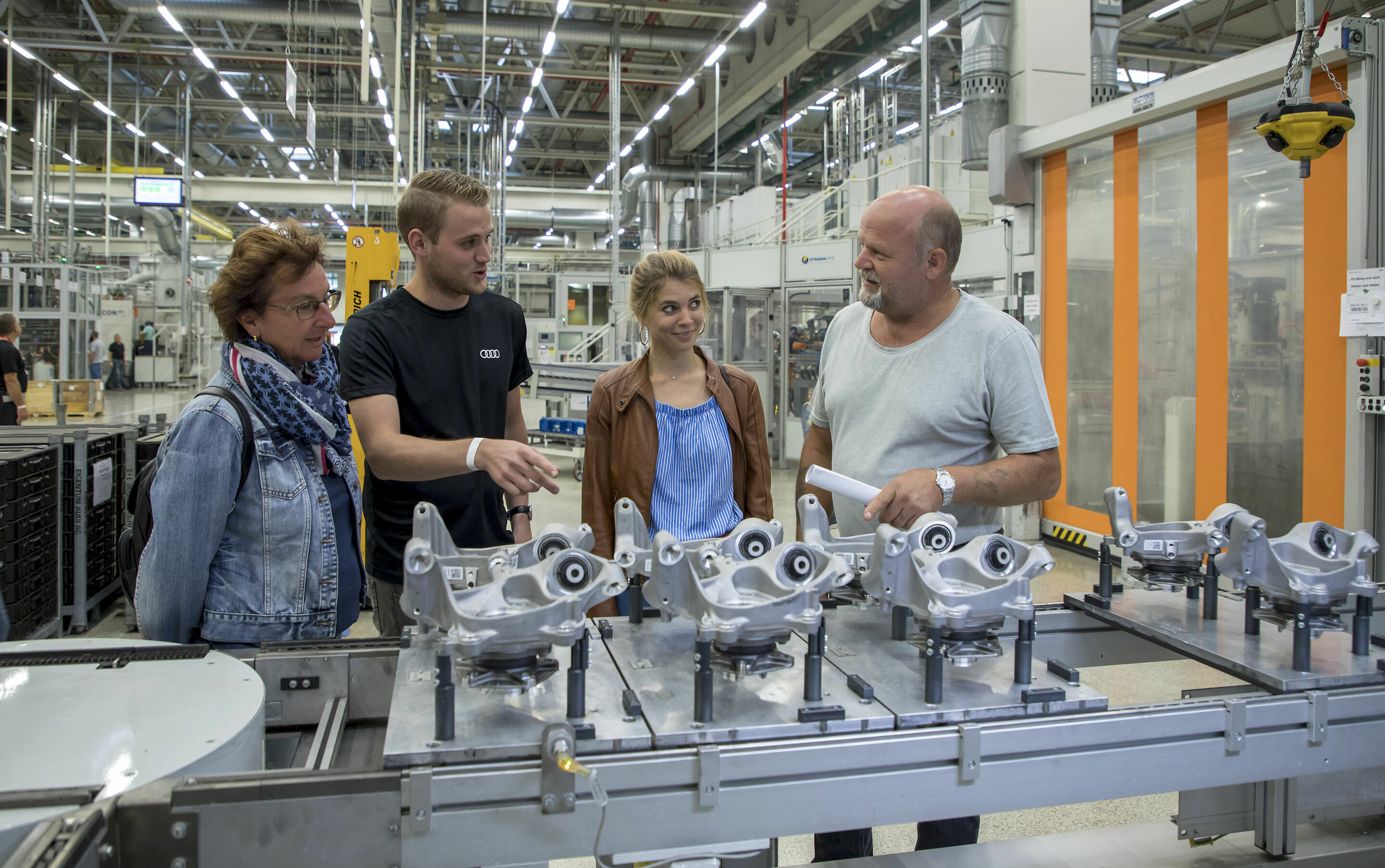 Blick hinter die Kulissen: Erster Mitarbeitertag bei Audi in Münchsmünster - In der Fertigung Fahrwerkmodule in Münchsmünster erklärte ein junger Audianer seiner Familie die Herstellung der Radträger.