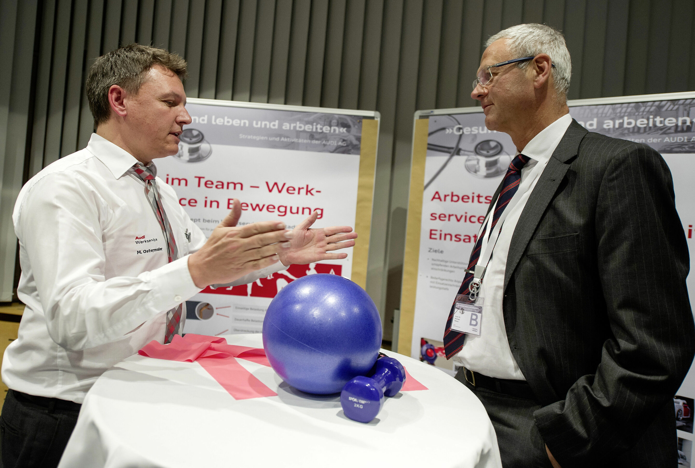 „Gesund leben und arbeiten – Strategien und Aktivitäten der AUDI AG“: - An verschiedenen Marktständen erläuterten Mitarbeiter die verschiedenen Bausteine des Betrieblichen Gesundheitsmanagements bei Audi – hier Michael Ostermeier vom Werkservice im Gespräch...