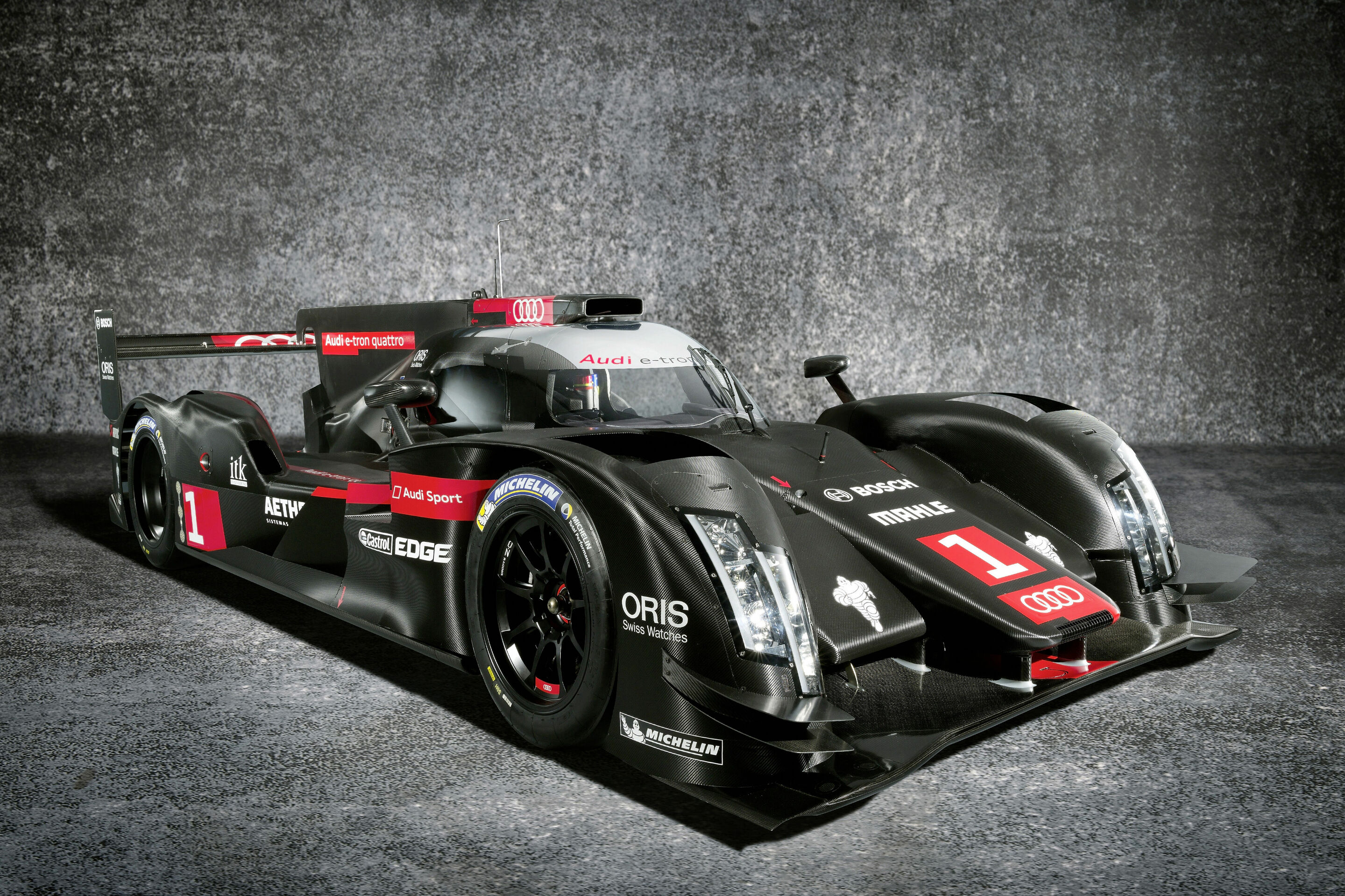Vorabend der Jahrespressekonferenz 2014 - In der FIA-Langstrecken-Weltmeisterschaft (WEC) hat Audi zweimal in Folge die Marken- und die Fahrerwertung gewonnen. In diesem Jahr steht das Audi Sport Team Joest vor einer doppelten Herausforderung. Das Reglement...