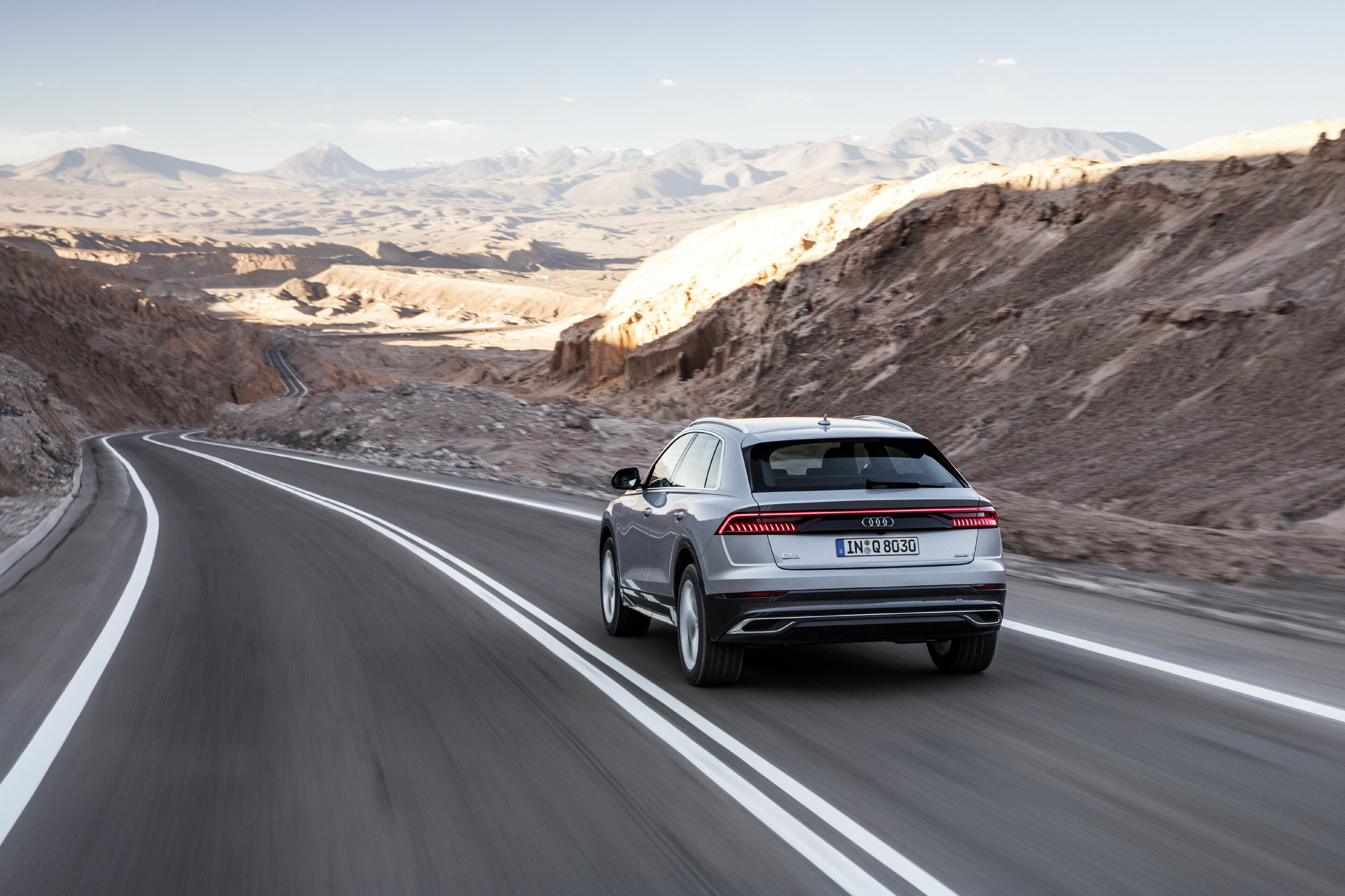 Audi Q8 - Fahraufnahme,
Farbe: Florettsilber