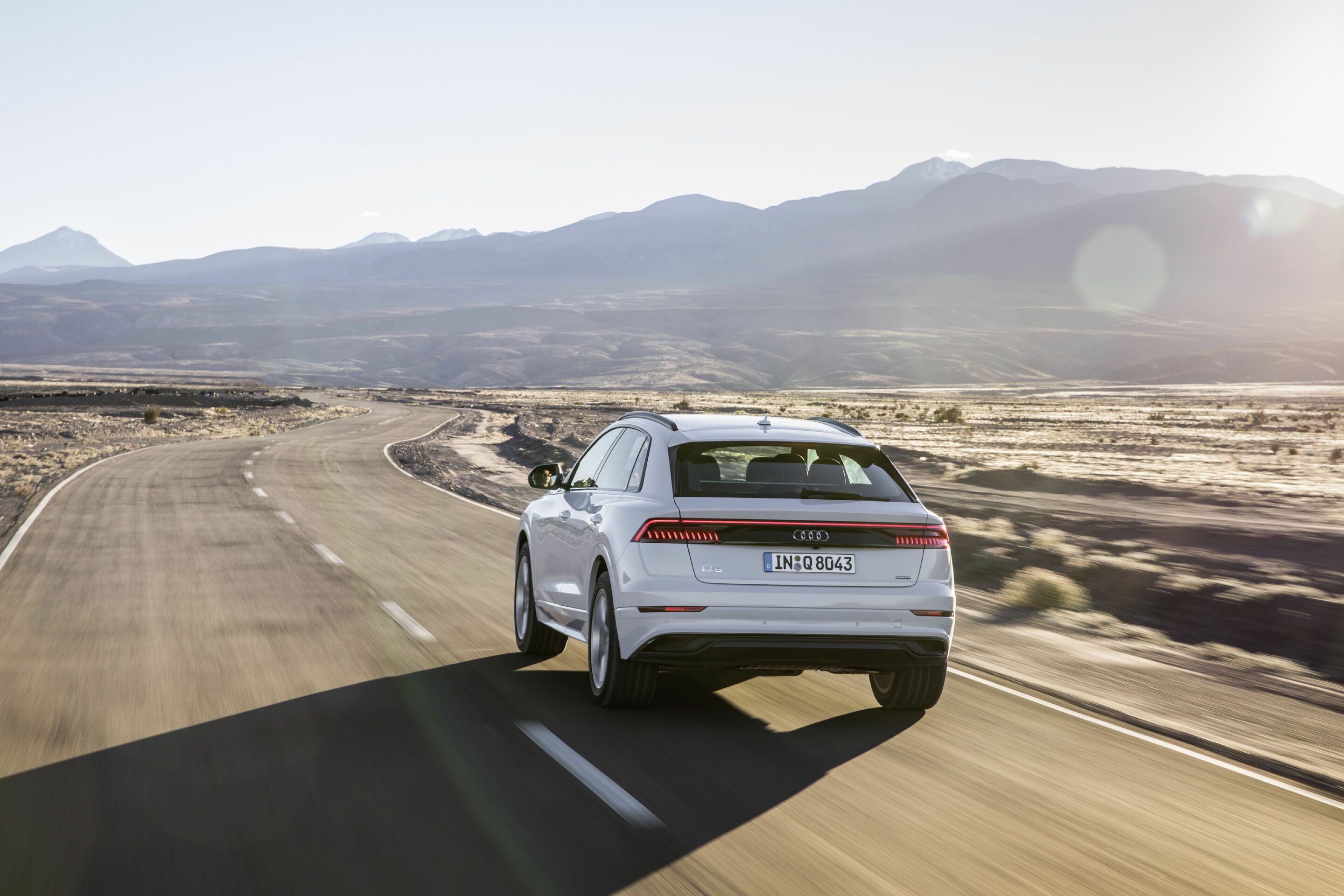 Audi Q8 - Fahraufnahme,
Farbe: Gletscherweiß