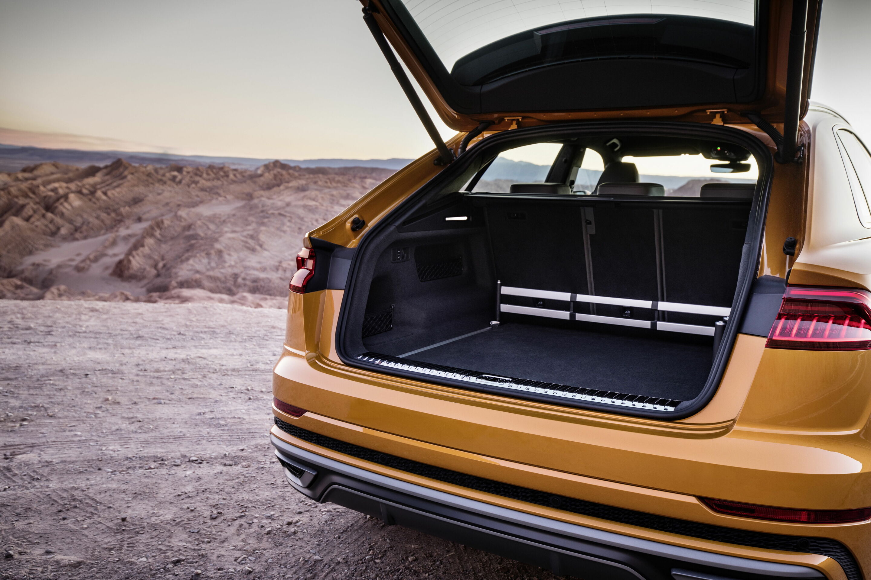 Audi Q8 - Kofferraum,
Farbe: Drachenorange