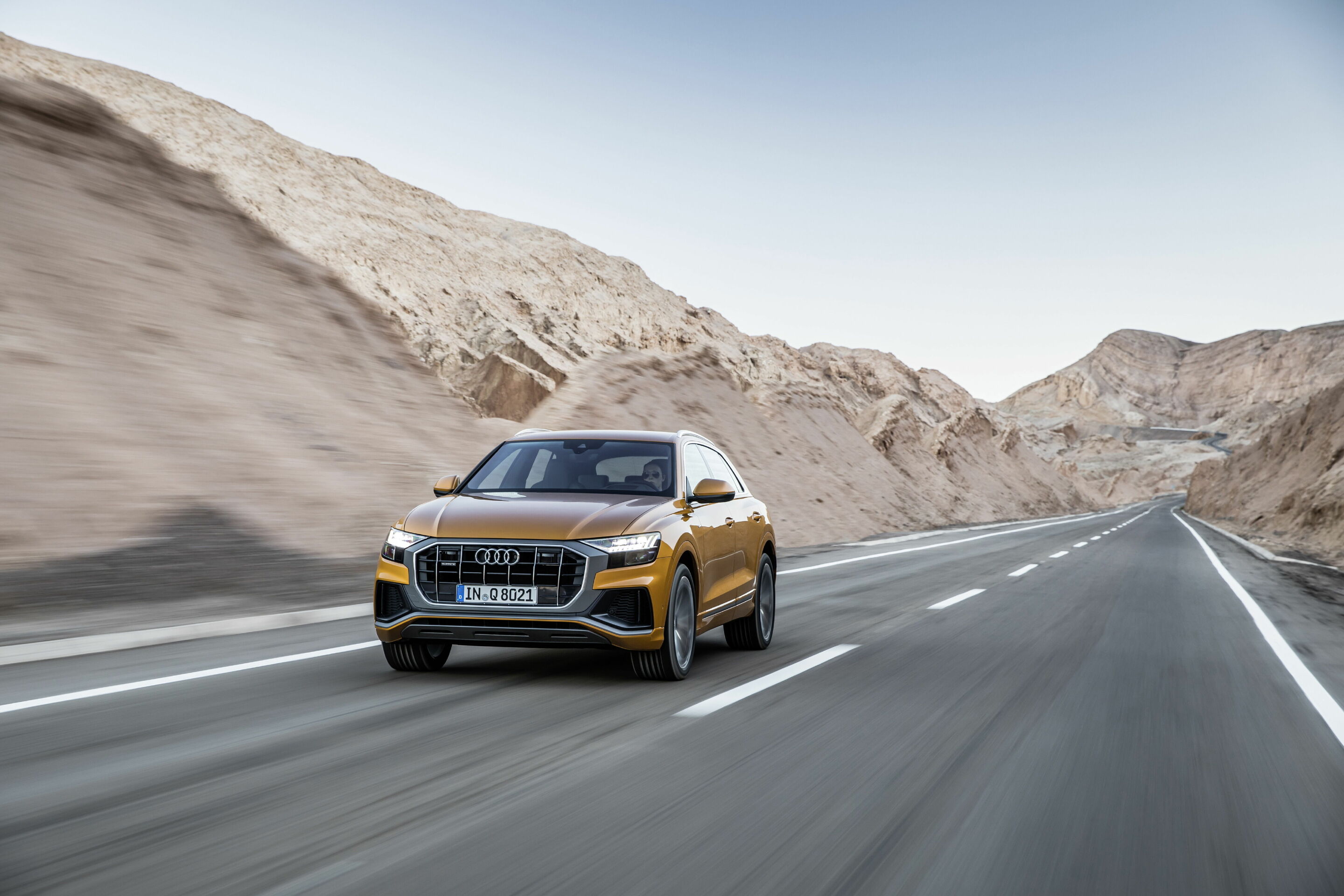 Audi Q8 - Fahraufnahme,
Farbe: Drachenorange