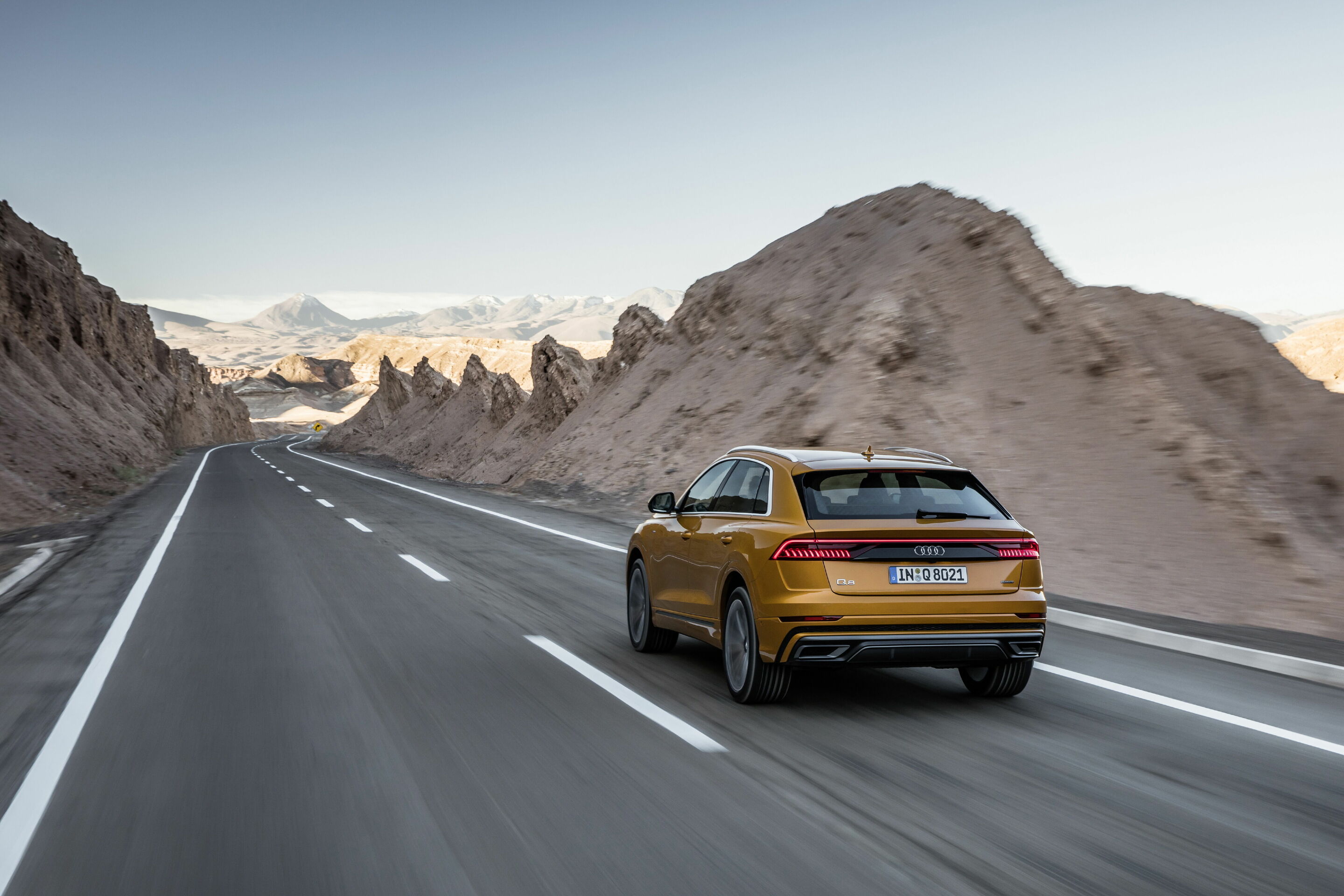 Audi Q8 - Fahraufnahme,
Farbe: Drachenorange