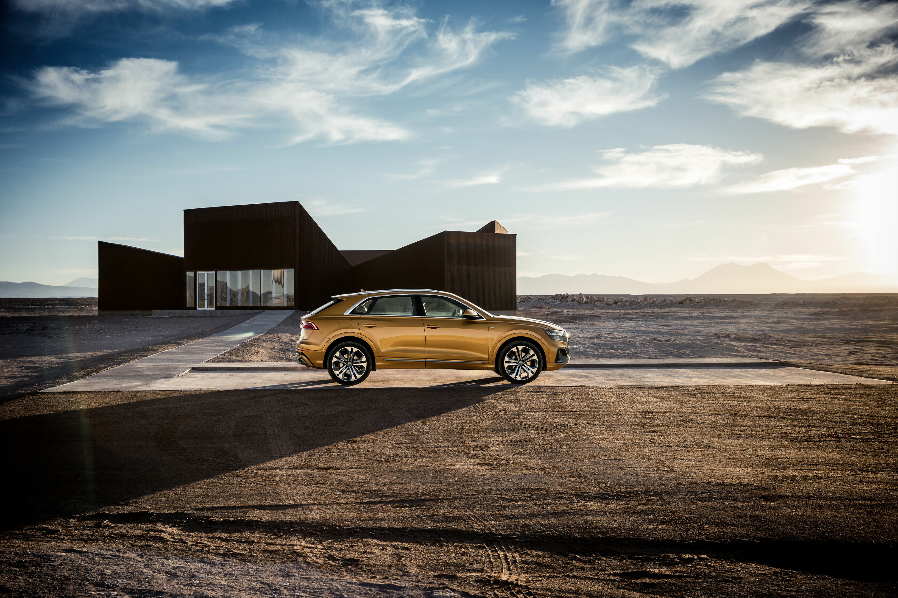 Audi Q8 - Standaufnahme,
Farbe: Drachenorange