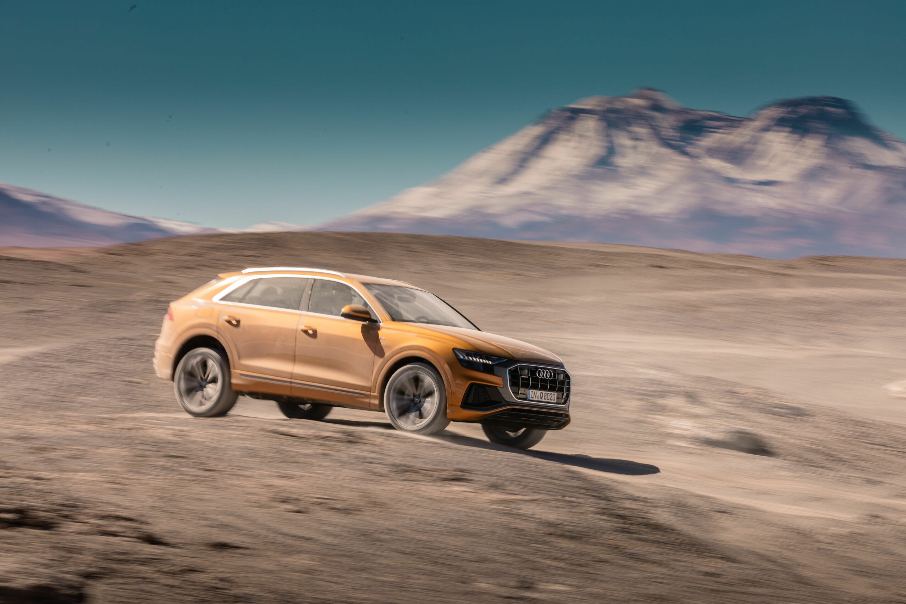 Audi Q8 - Fahraufnahme,
Farbe: Drachenorange