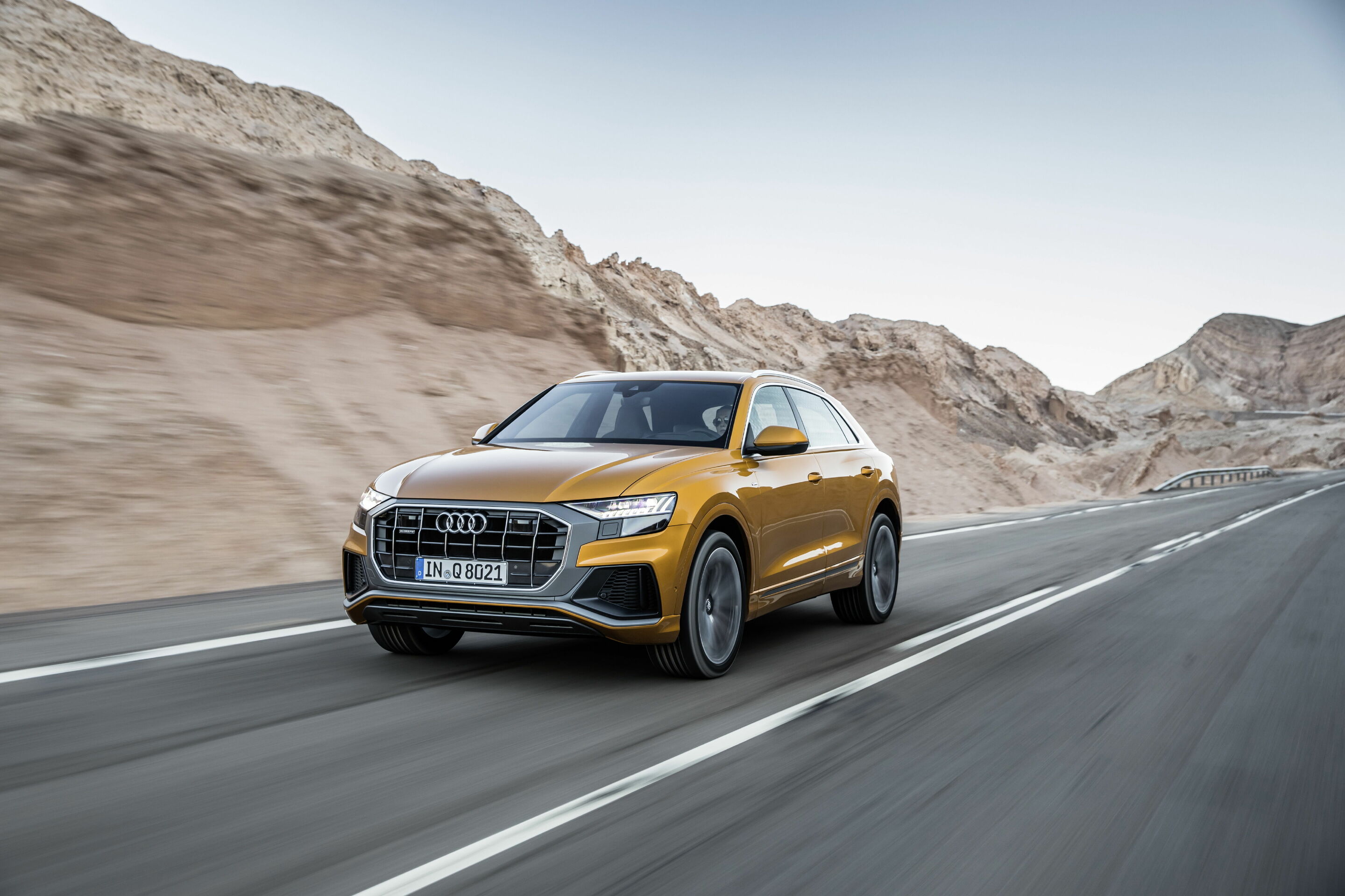 Audi Q8 - Fahraufnahme, 
Farbe: Drachenorange