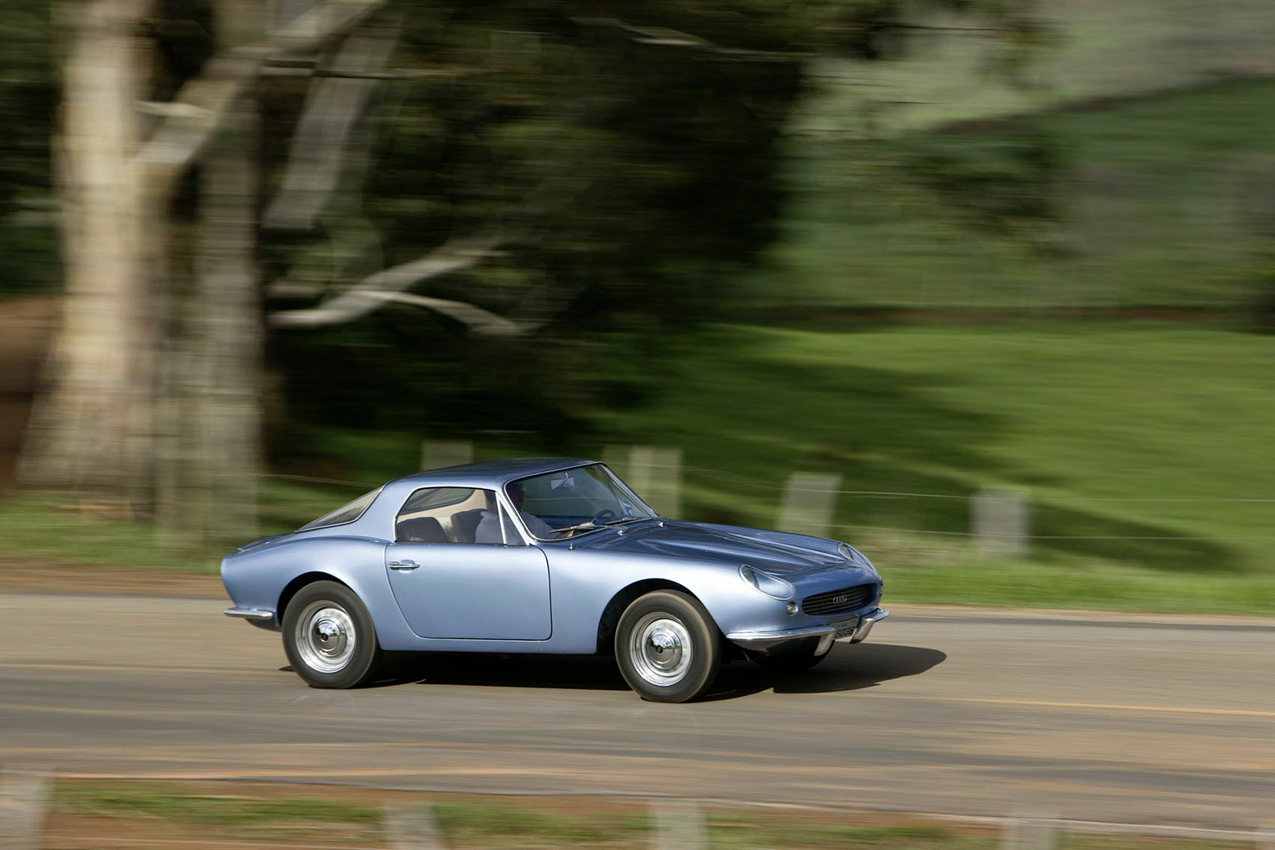 Audi museum mobile präsentiert: DKW VEMAG und der Aufbruch in Brasilien - Der DKW GT Malzoni besticht vor allem durch seine wunderbare Design-Linie. Konstruiert wurde dieser reinrassige Sportwagen auf DKW-Basis von dem Auto-Enthusiasten Genaro „Rino“...