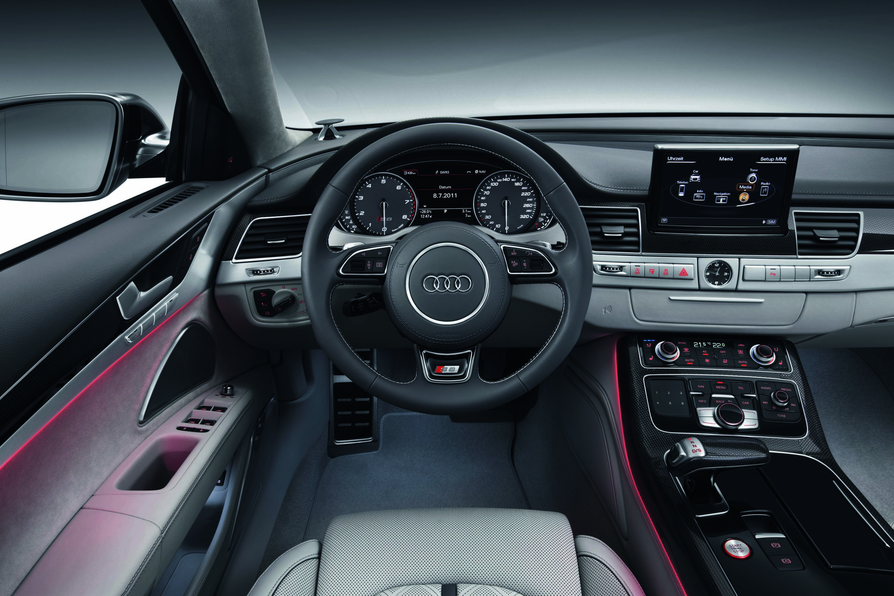 Audi S8 - Innenraum mit Ambientebeleuchtung in Rubin/Polat