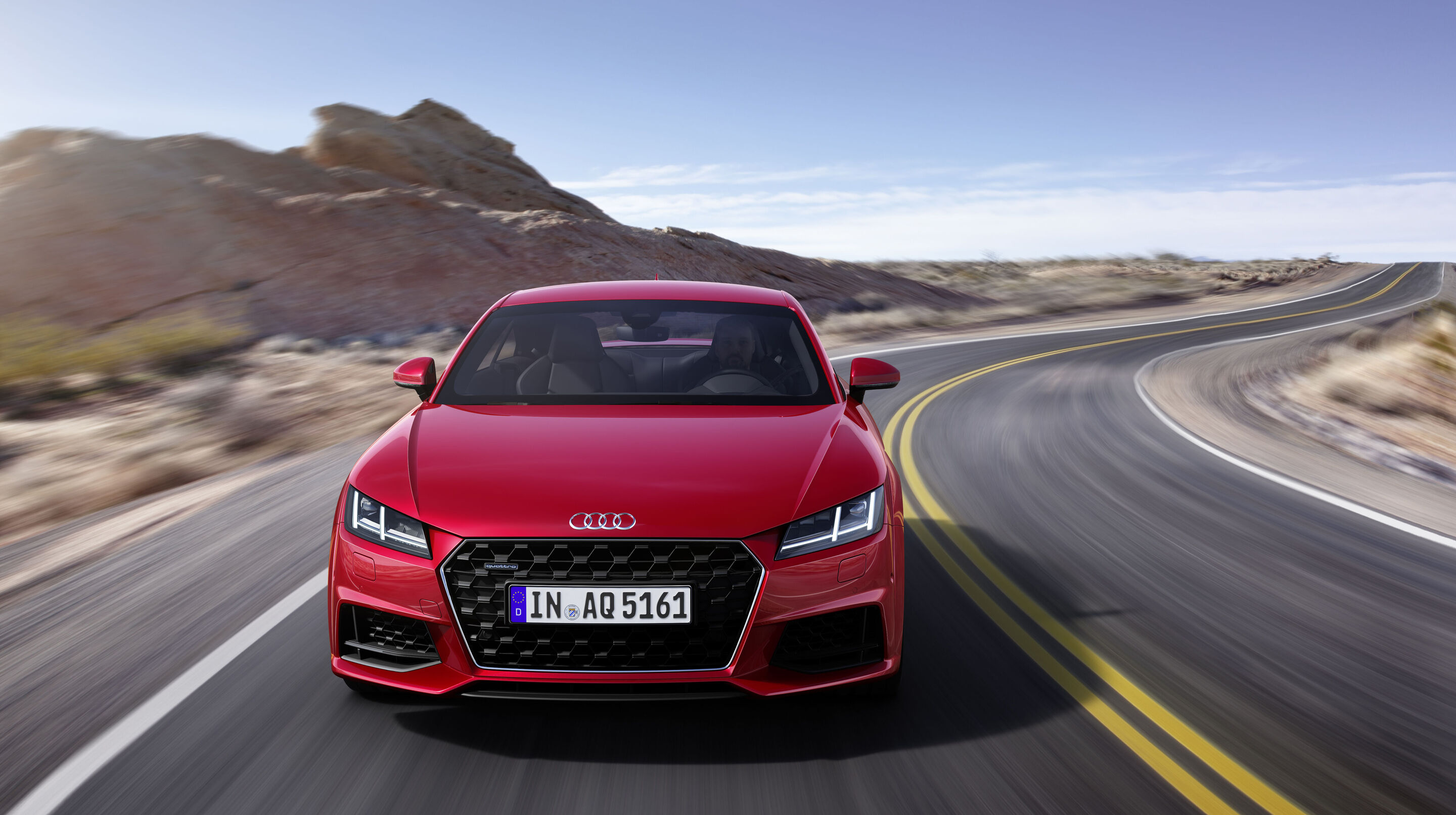 Audi TT Coupé (bis 2023) - Fahraufnahme,
Farbe: Tangorot