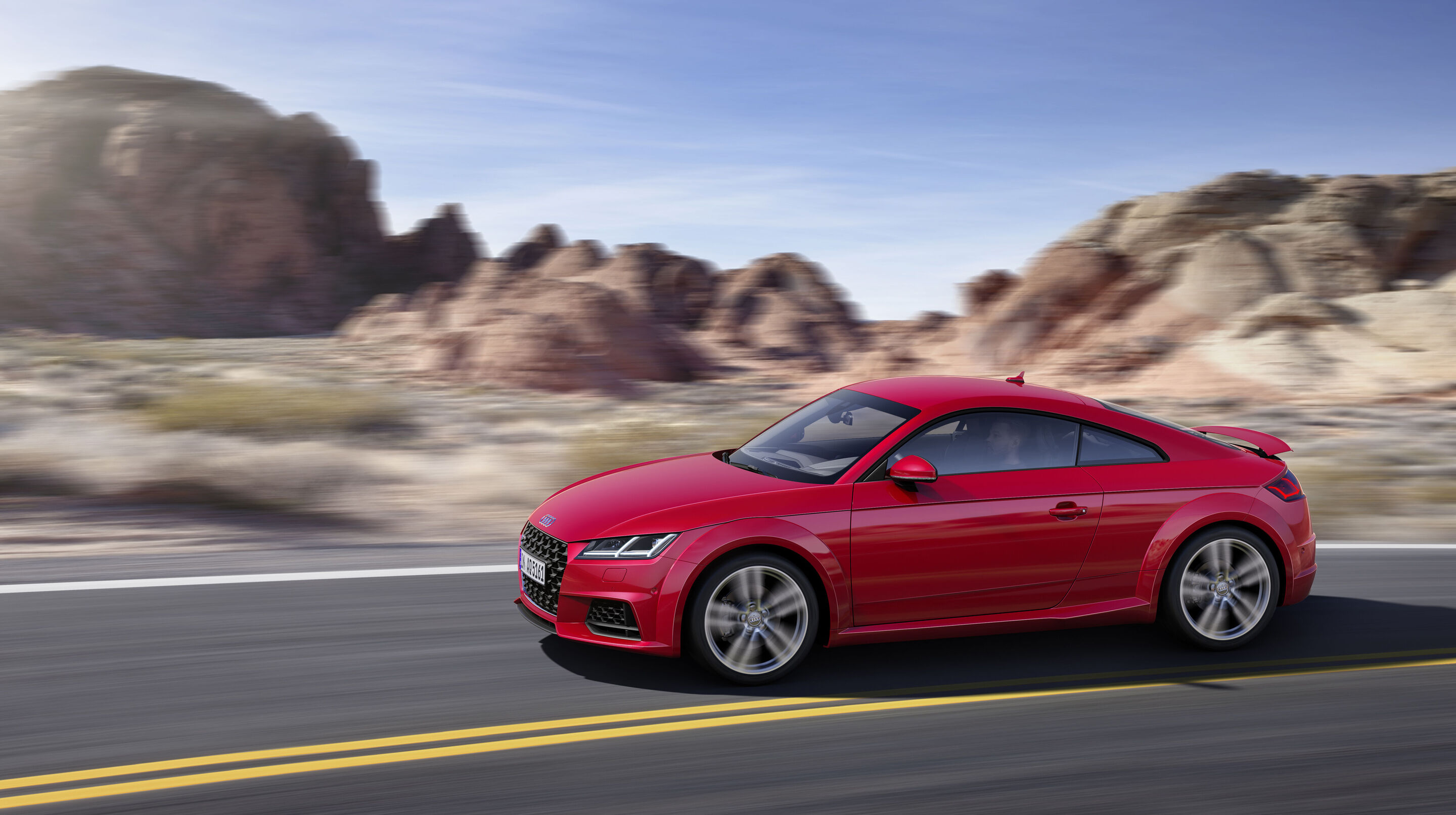 Audi TT Coupé (bis 2023) - Fahraufnahme, 
Farbe: Tangorot