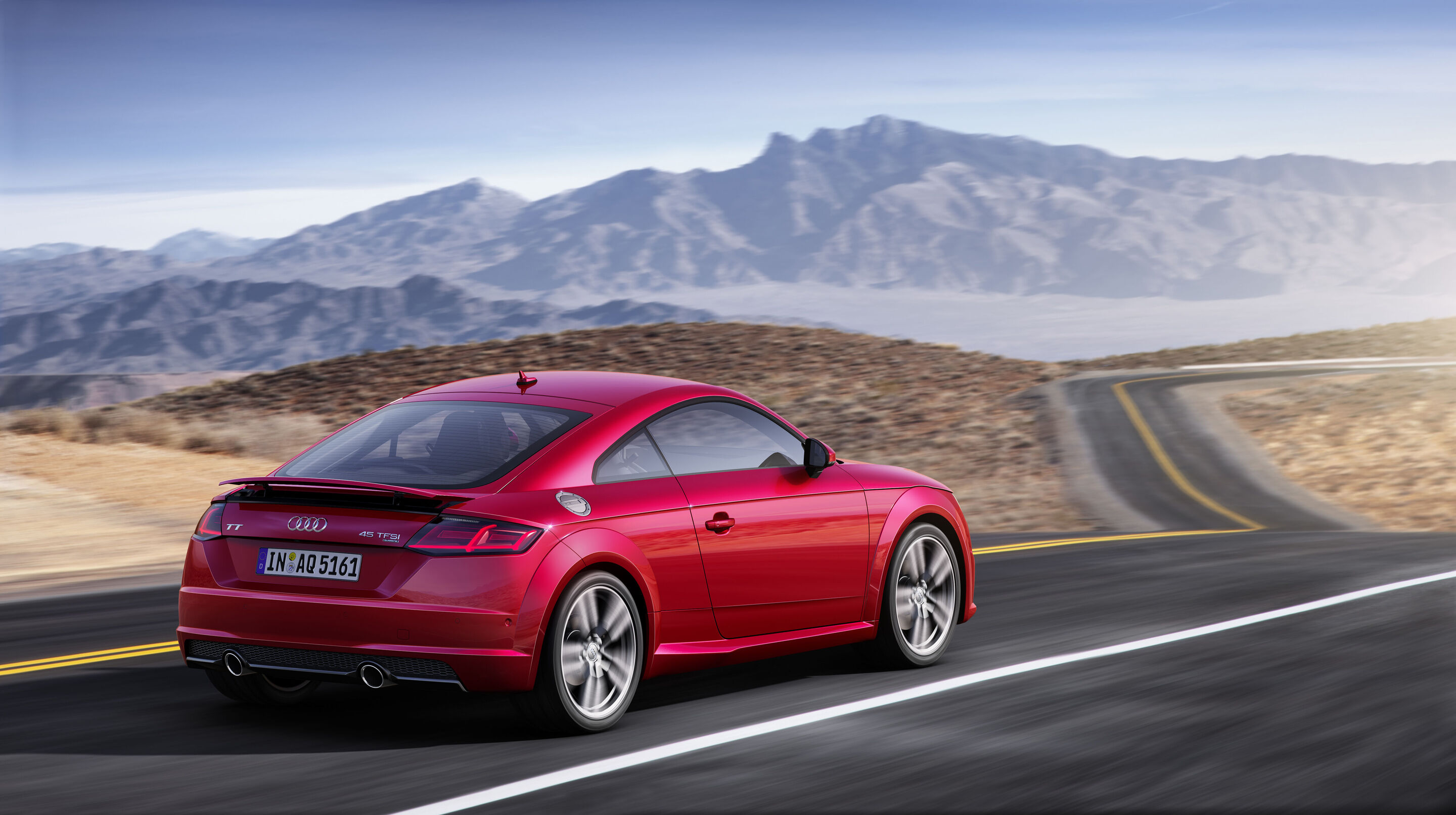 Audi TT Coupé (bis 2023) - Fahraufnahme, 
Farbe: Tangorot