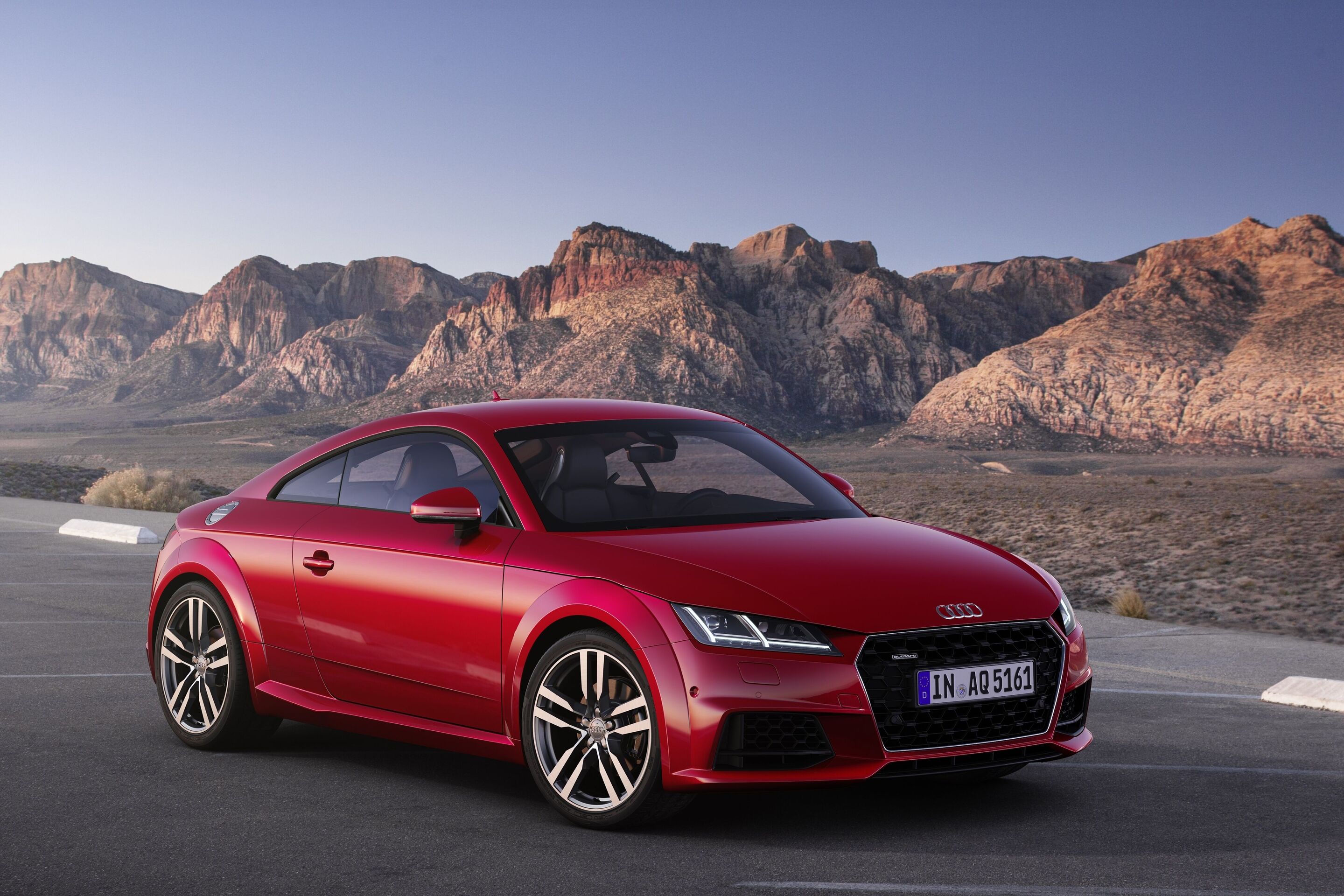 Audi TT Coupé (bis 2023) - Standaufnahme,
Farbe: Tangorot