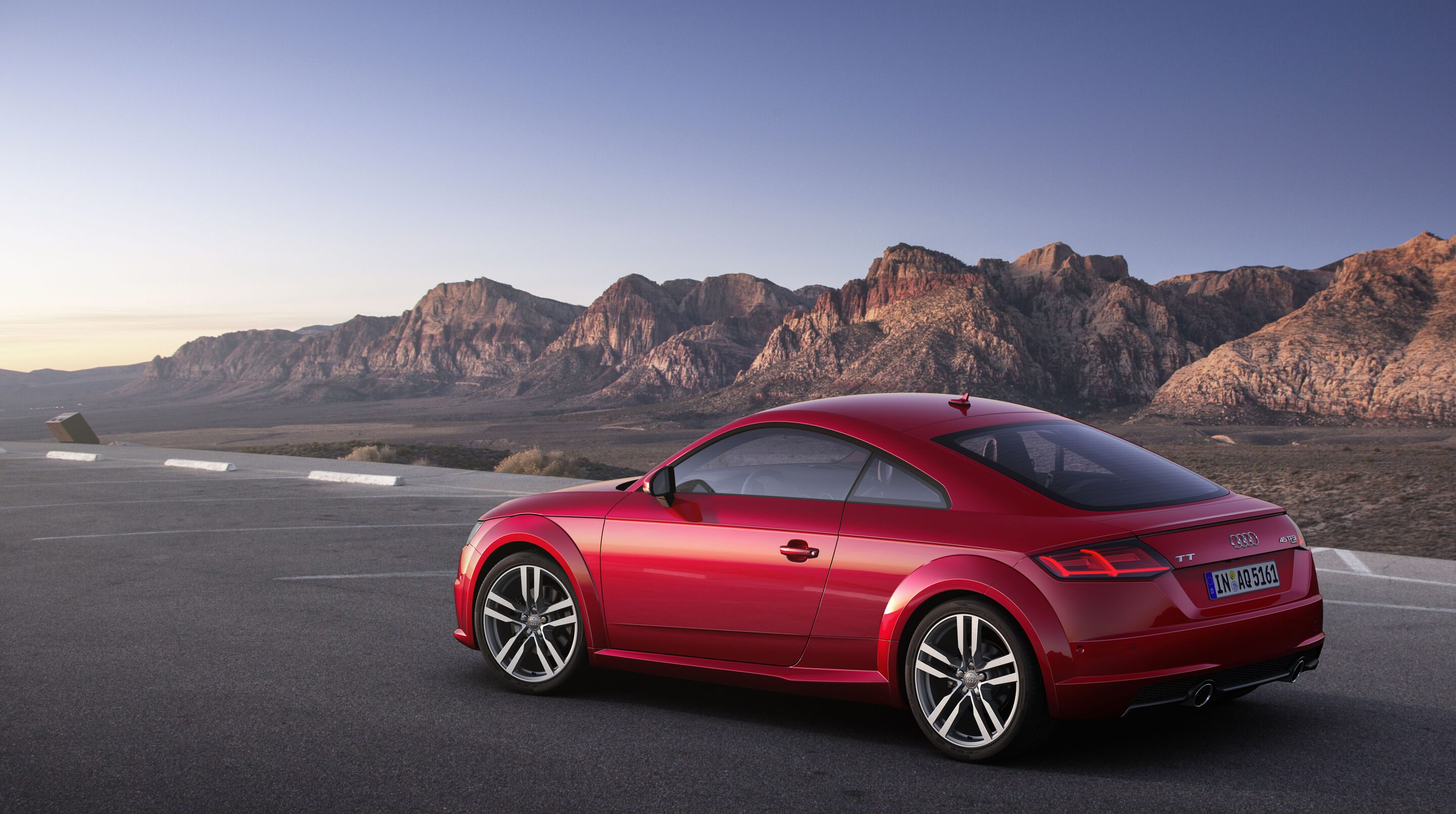Audi TT Coupé (bis 2023) - Standaufnahme,
Farbe: Tangorot