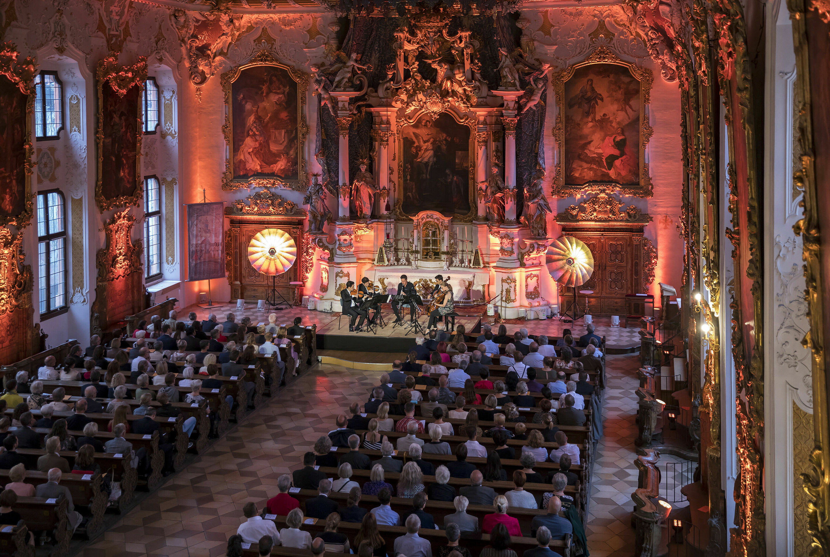 Audi Sommerkonzerte 2018: Musikalischer Spaziergang durch die Stadt begeistert Kultur-Fans - Das Schumann Quartett musizierte bei den Audi Sommerkonzerten 2018 zusammen mit Andreas Ottensamer in der ausverkauften Asamkirche Maria de Victoria.