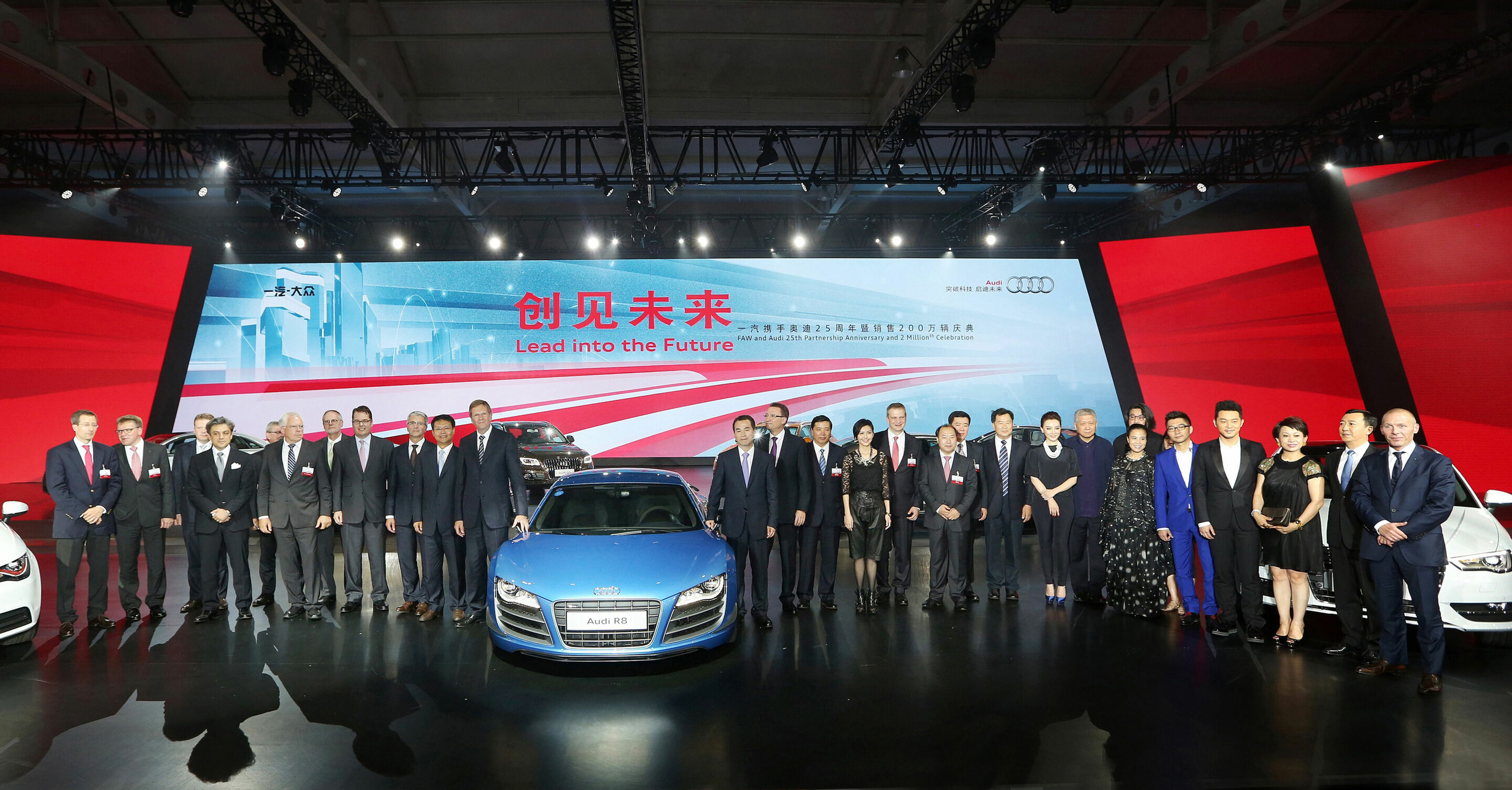 Audi feiert das 25-jährige Bestehen der Partnerschaft mit First Automotive Works (FAW). Gleichzeitig liefert Audi heute das zweimillionste Automobil in China an einen Kunden aus, einen lokal produzierten Audi A6 L. Beide Unternehmen kündigen an, gemeinsam...
