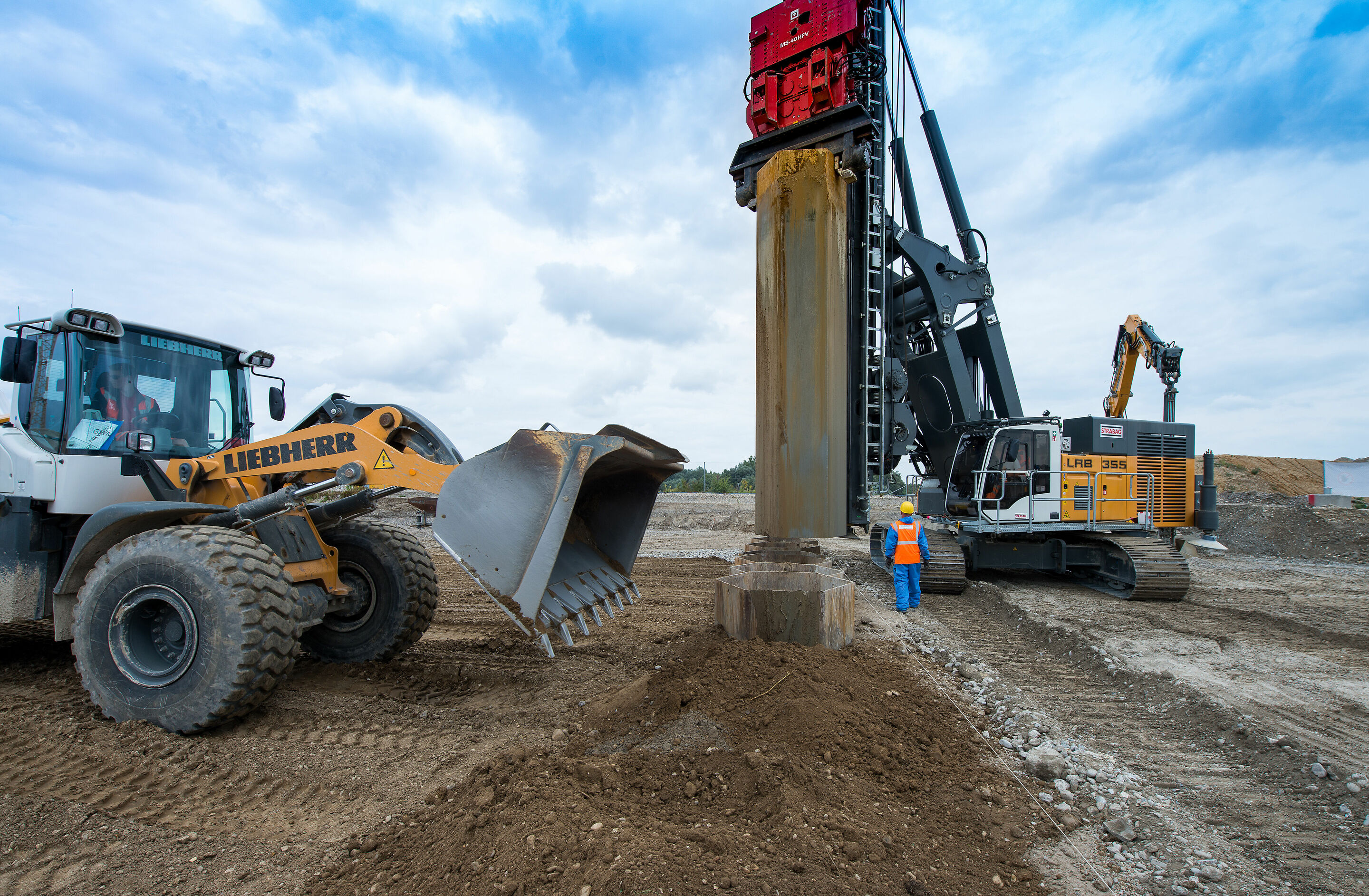 IN-Campus GmbH: Audi und Stadt Ingolstadt sanieren Raffineriegelände für Technologiepark - Verfüllen der Waben mit unbelastetem Bodenmaterial mit einem Radlader und Ziehen der Waben mit Hilfe eines mäklergeführten Vibrationsgerätes.