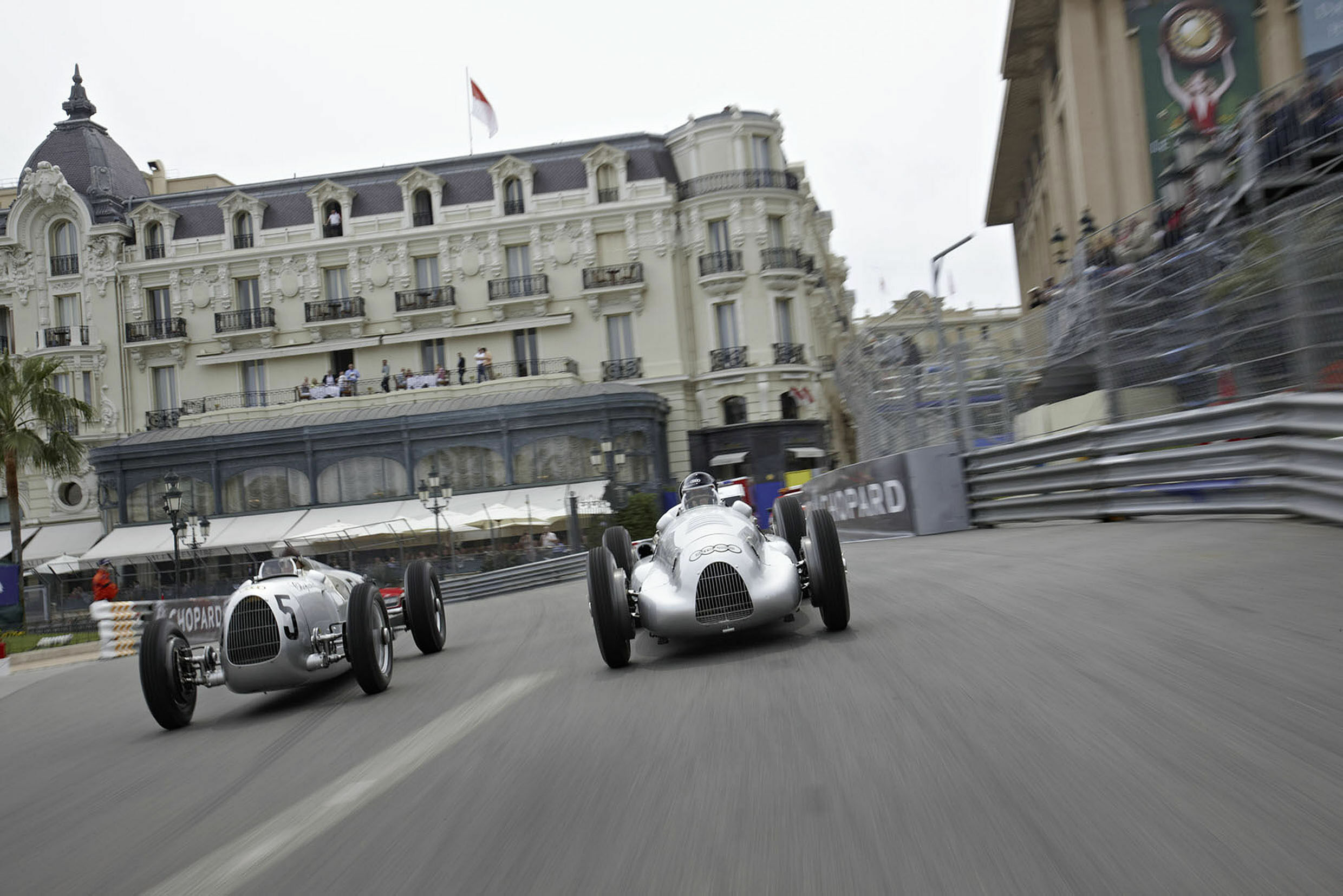 Grand Prix Historique in Monaco - Vorbei am Hotel de Paris: Beim Grand Prix Monaco Historique werden die Auto Union Silberpfeile Typ C (links) und Typ D wieder durch die Häuserschluchten donnern.