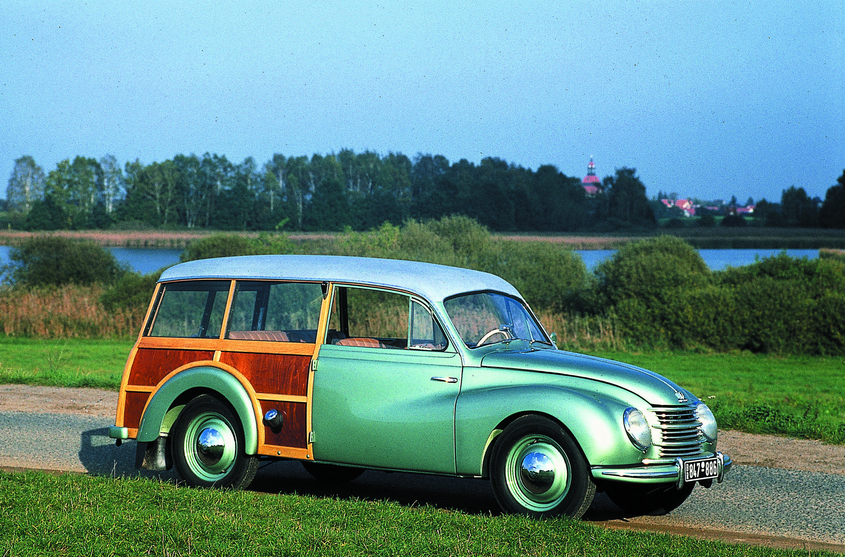Frisch restauriert: DKW Meisterklasse Universal, Typ F 89 S, aus dem Jahre 1951 (Seitenansicht)