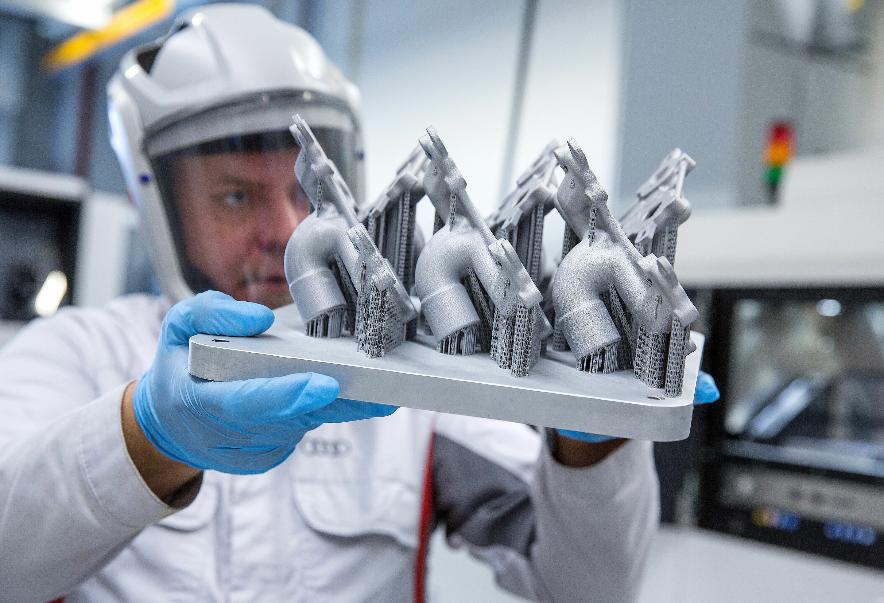 Metal 3D printing at Audi - Im Metall-3D-Druckzentrum fertigen die Audi-Experten des Werkzeugbaus und der Technologieentwicklung im Laserschmelzverfahren Stahl- und Aluminiumteile aus Metallpulver. Für den 3D-Druck eignen sich grundsätzlich alle schweißbaren...