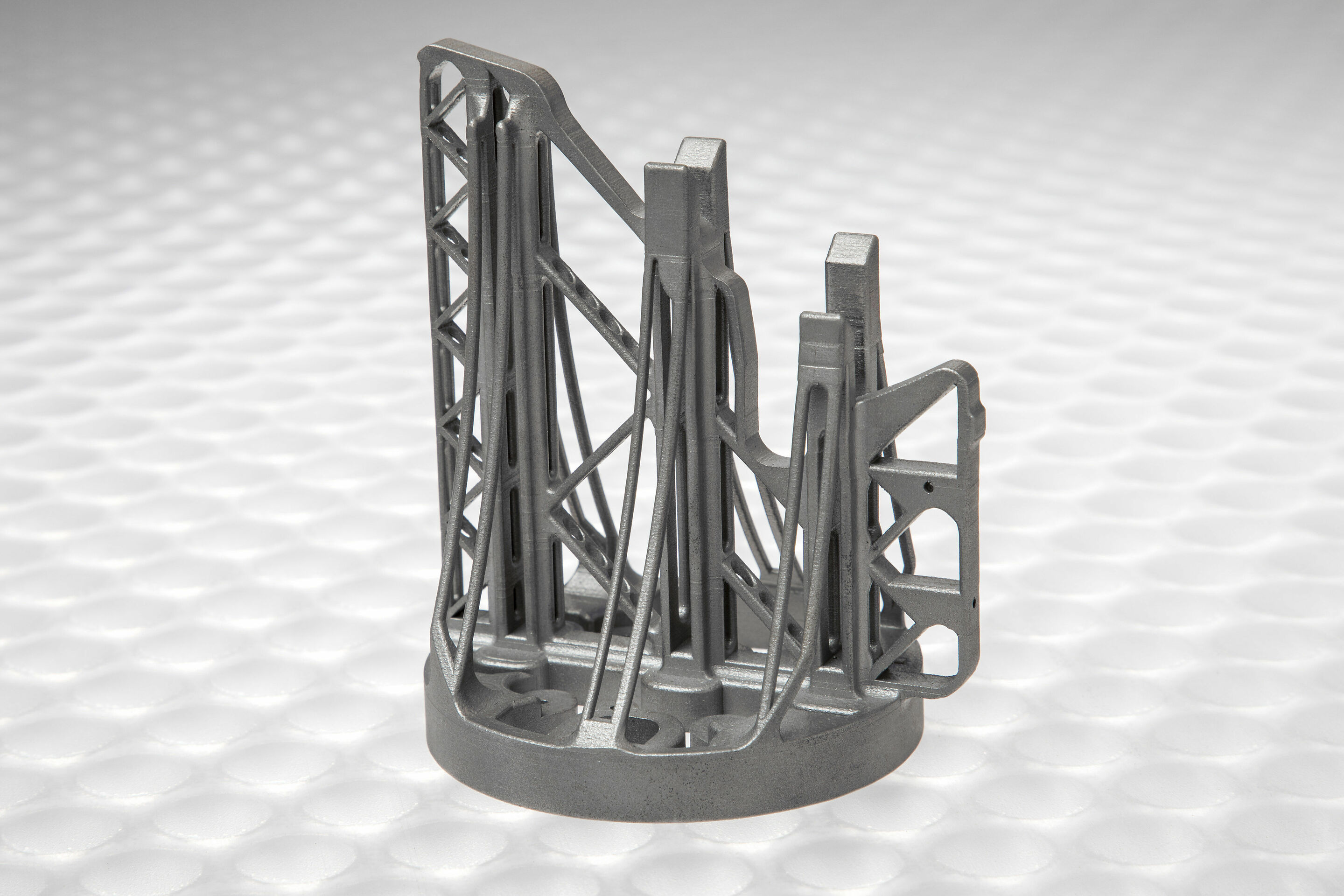Metall-3D-Druck bei Audi - Im Metall-3D-Druckzentrum fertigen die Audi-Experten des Werkzeugbaus und der Technologieentwicklung im Laserschmelzverfahren Stahl- und Aluminiumteile aus Metallpulver. Für den 3D-Druck eignen sich grundsätzlich alle schweißbaren...