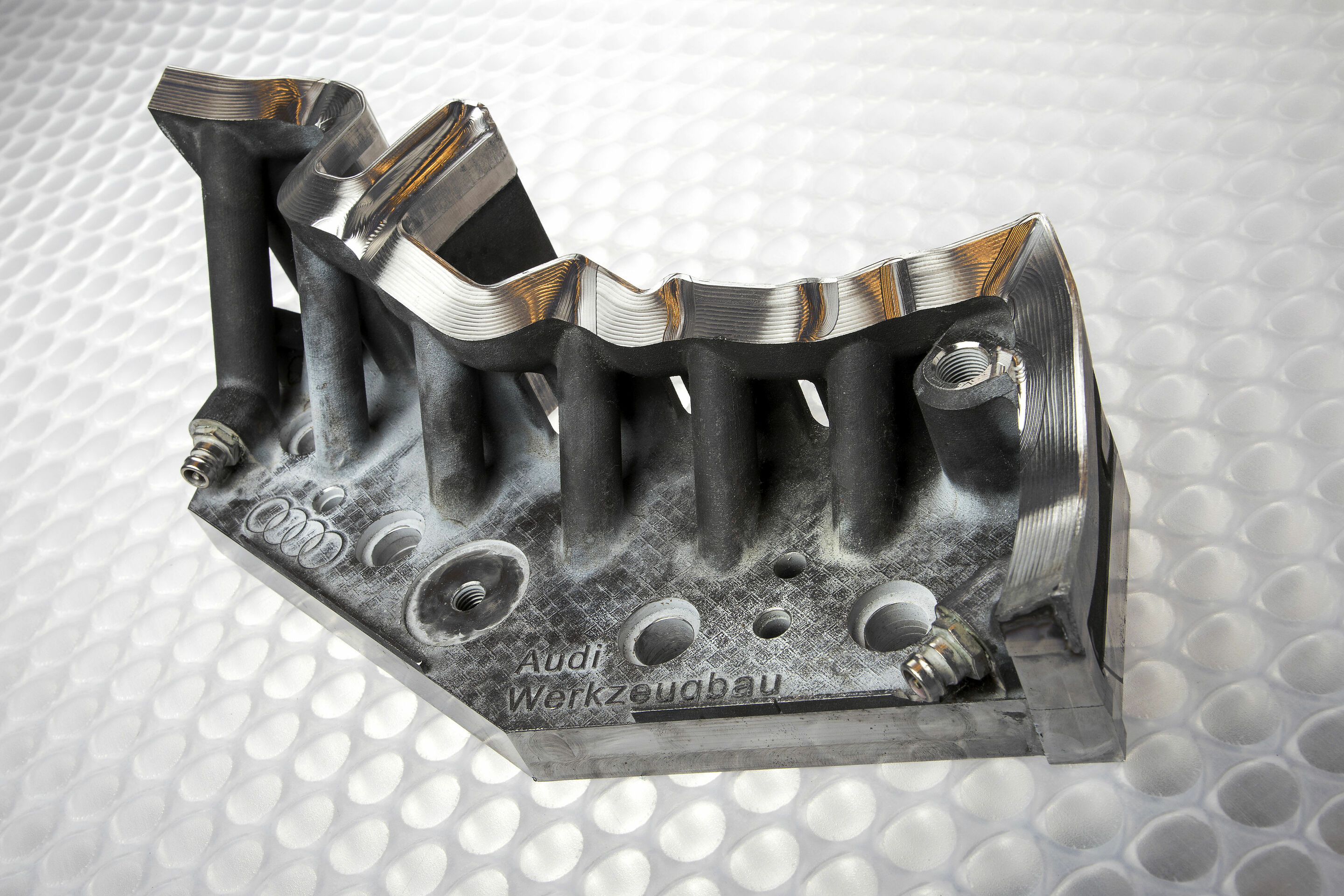 Metal 3D printing at Audi - Im Metall-3D-Druckzentrum fertigen die Audi-Experten des Werkzeugbaus und der Technologieentwicklung im Laserschmelzverfahren Stahl- und Aluminiumteile aus Metallpulver. Für den 3D-Druck eignen sich grundsätzlich alle schweißbaren...