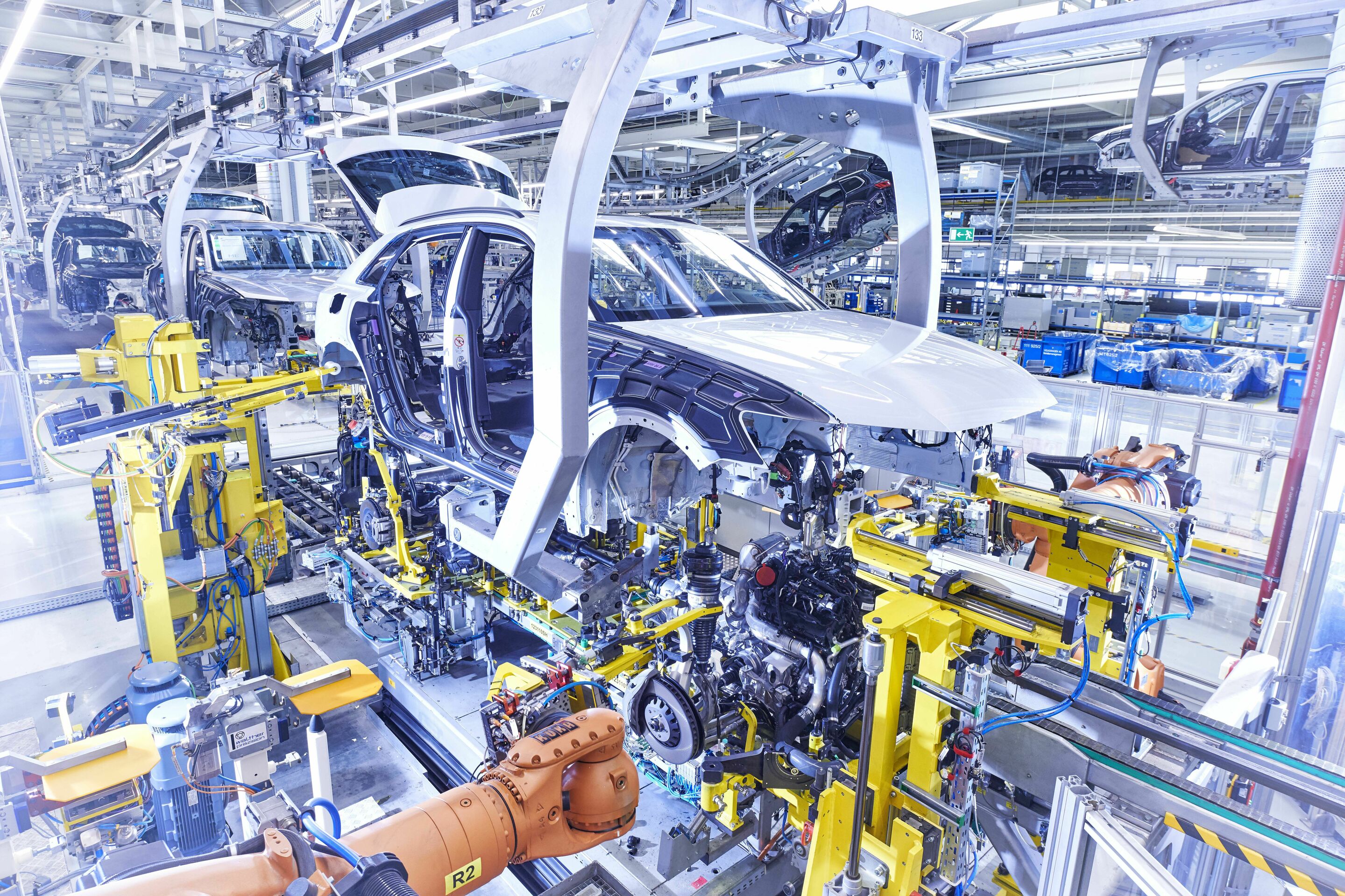 Audi Site Bratislava - Production of the Audi Q8: Assembly, the “wedding” (bringing together the body and the drivetrain)