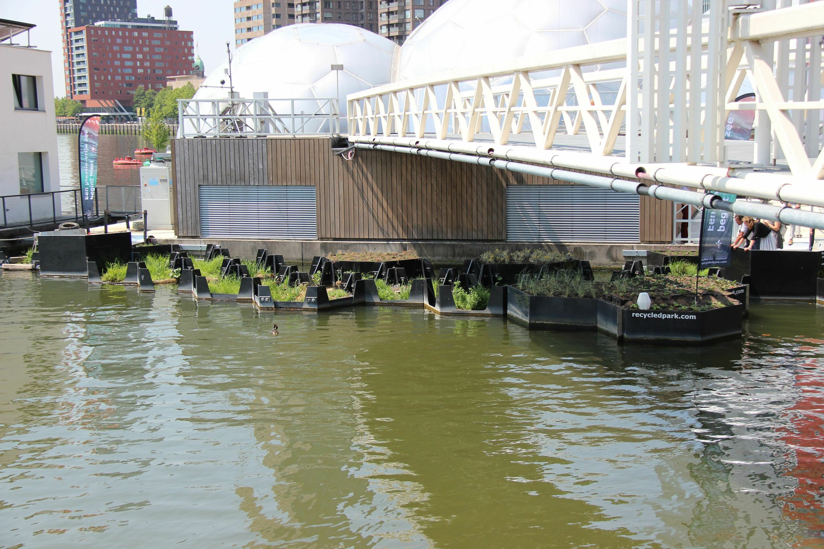 An idea became reality: - the Audi Environmental Foundation promotes floating islands of the Recycled Island Foundation, made of former plastics. At the one young World Summit, an Audi scholarship holder of the Dutch organization will take part in order...