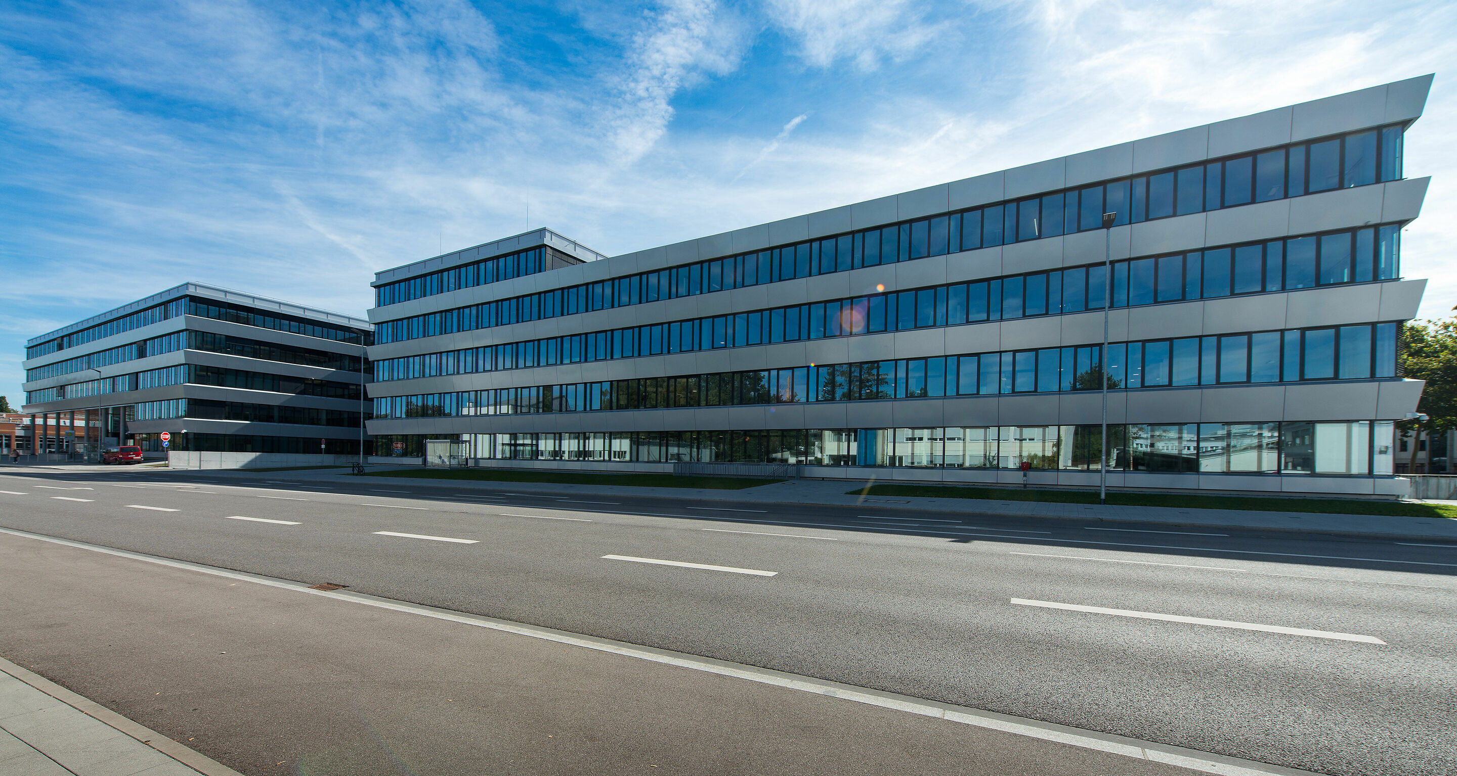 The new home of AUDI AG Sales and Marketing: - The H6 office complex at the Ingolstadt site offers more space for modern working

Over 2,500 Audi employees have moved into their new workplace in the modern office complex south-east of the Audi plant at...