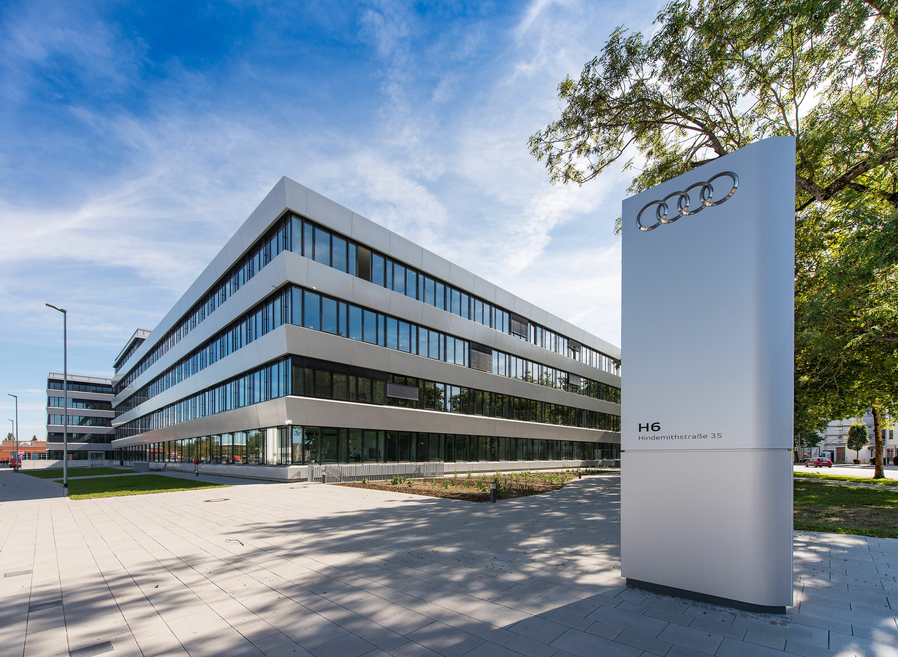 The new home of AUDI AG Sales and Marketing: - The H6 office complex at the Ingolstadt site offers more space for modern working

Audi employees in the H6 office complex work in flexible, light-filled rooms that create a communicative working atmosphere.