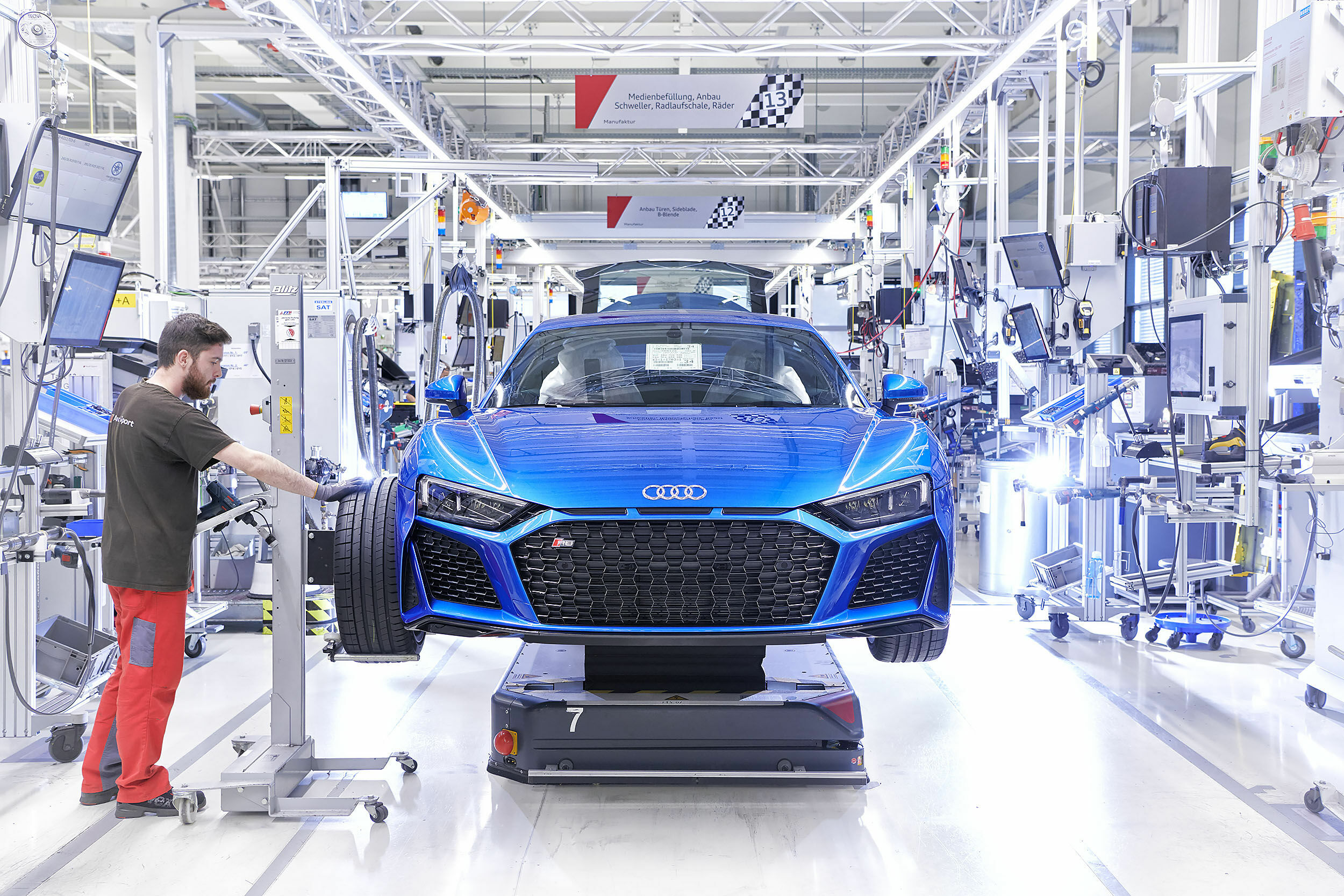 Audi R8 Coupé - Audi R8-Manufaktur in den Böllinger Höfen am Standort Neckarsulm: Radanbau an ein Audi R8 Coupé.