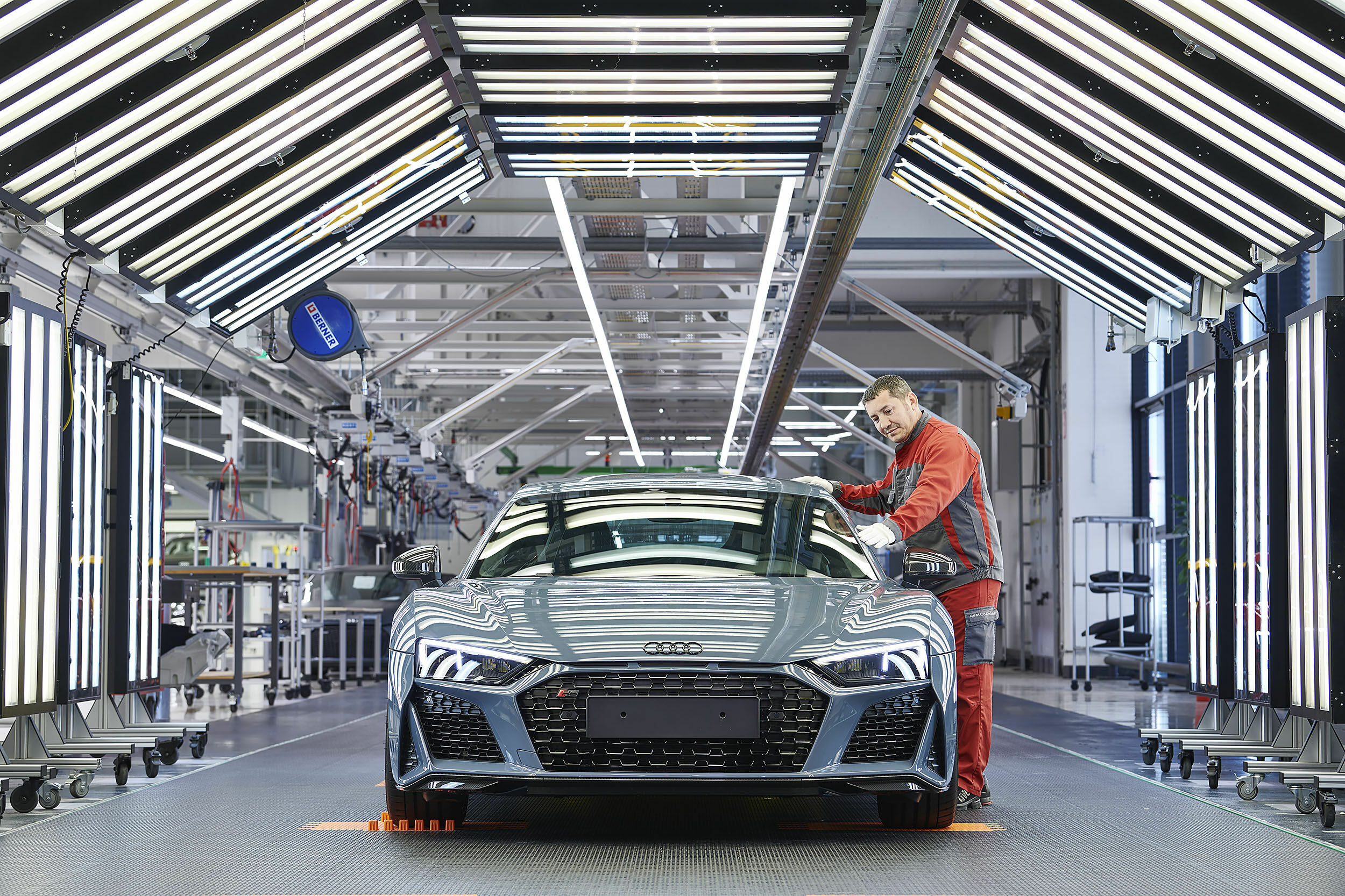 Audi R8 Coupé - Audi R8-Manufaktur in den Böllinger Höfen am Standort Neckarsulm: Das Audi R8 Coupé im Lichttunnel.