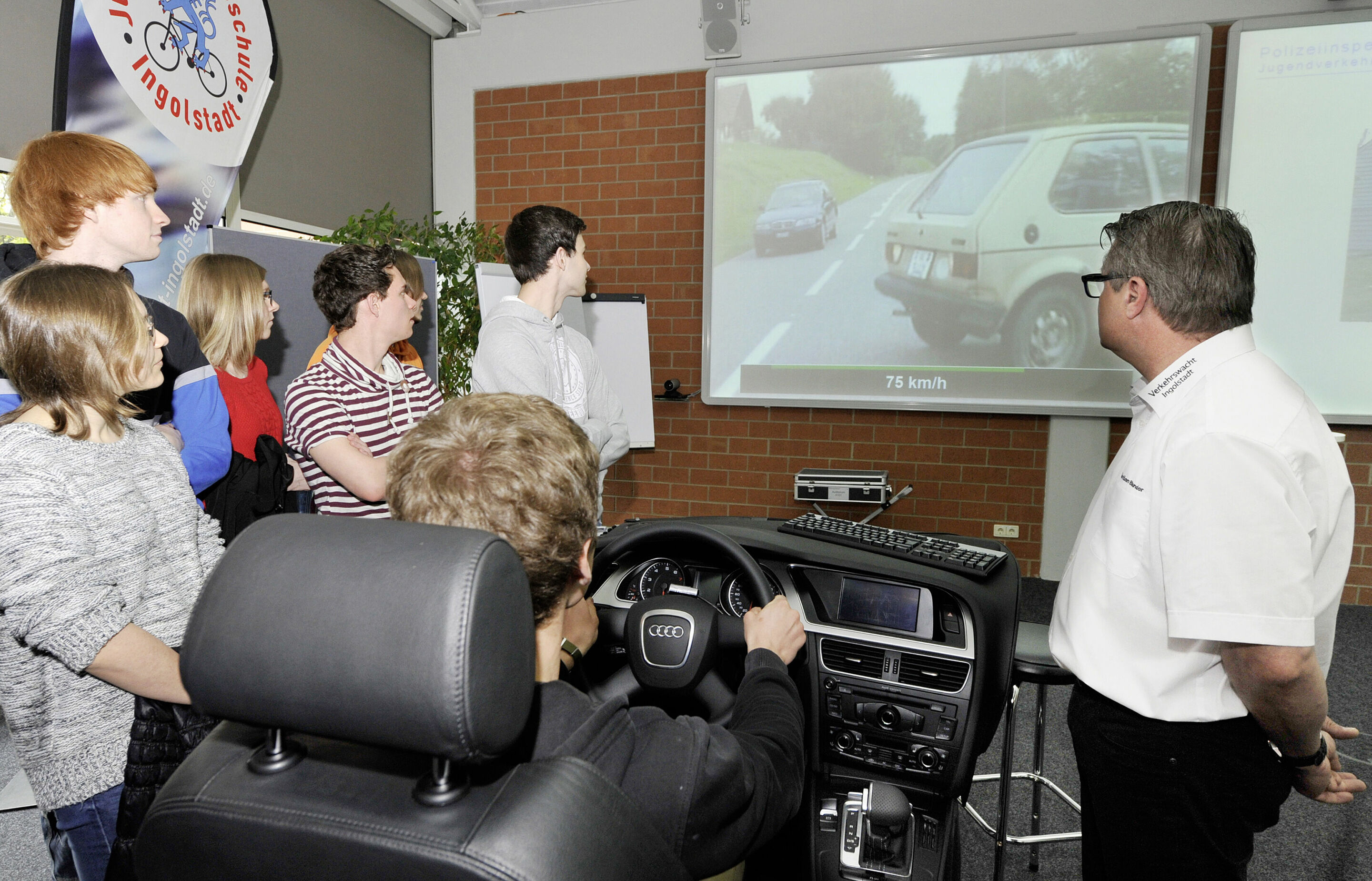 „Disco-Fieber“ – Vorsprung durch Verkehrssicherheit - Trainieren mit einem Fahrsimulator: Audi-Azubis testen hier ihre Reaktionsfähigkeit unter realistischen Bedingungen.