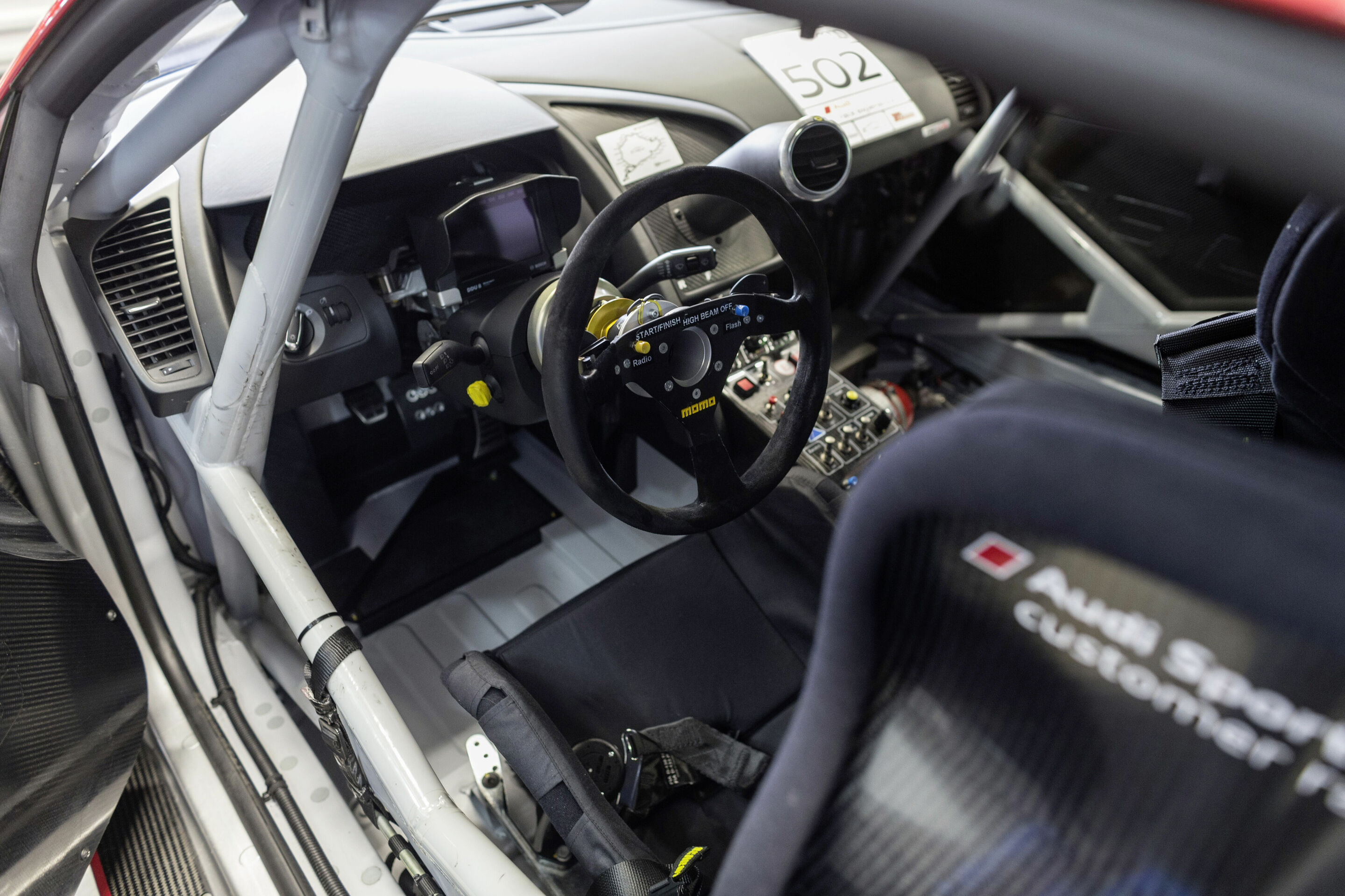 Felix Baumgartner startet im Audi R8 beim 24-Stunden-Rennen auf dem Nürburgring - Das Cockpit des R8 LMS ultra