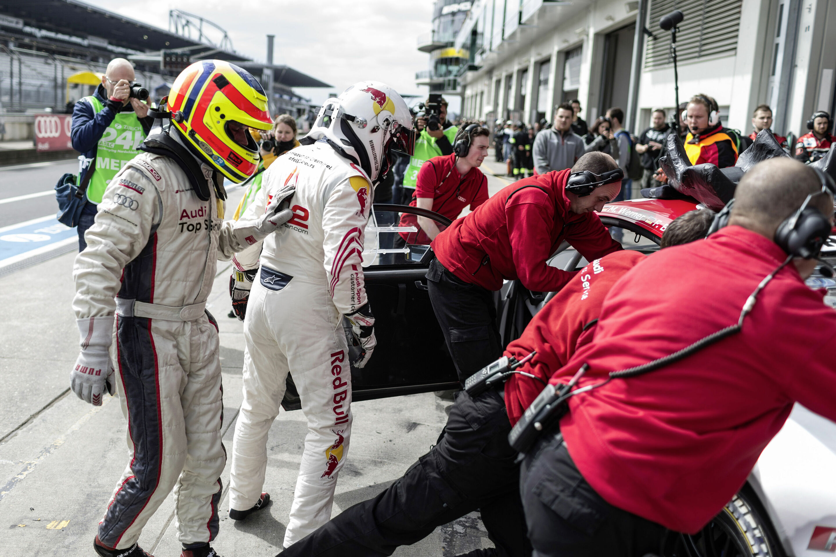 Felix Baumgartner startet im Audi R8 beim 24-Stunden-Rennen auf dem Nürburgring - Pierre Kaffer und Felix Baumgartner beim Fahrerwechsel