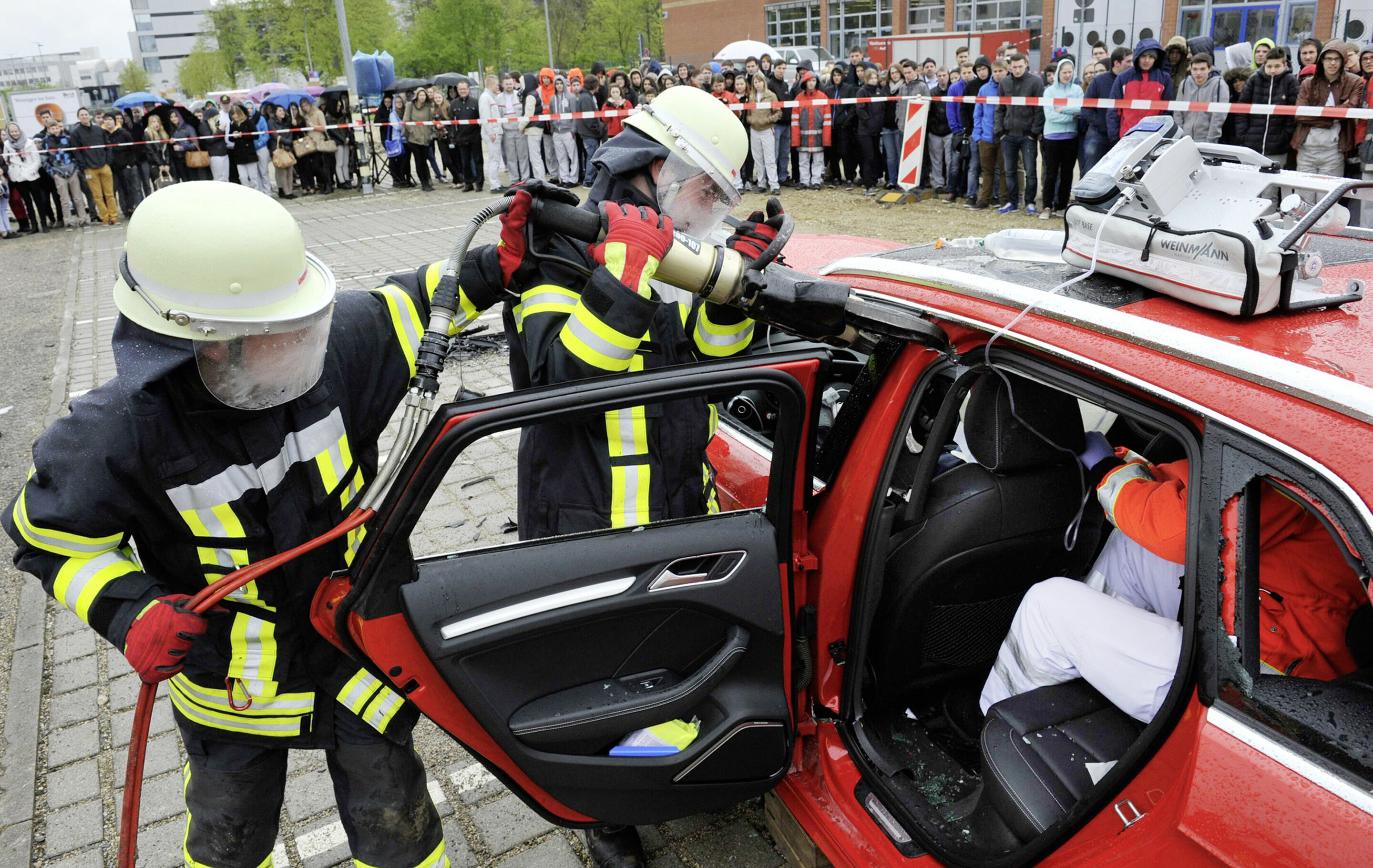 „Disco-Fieber“ – Vorsprung durch Verkehrssicherheit - Die Rettungsschere im Einsatz: Beim simulierten Unfall demonstrieren  die Audi-Werkfeuerwehrleute die Bergung eines verletzten Insassen.