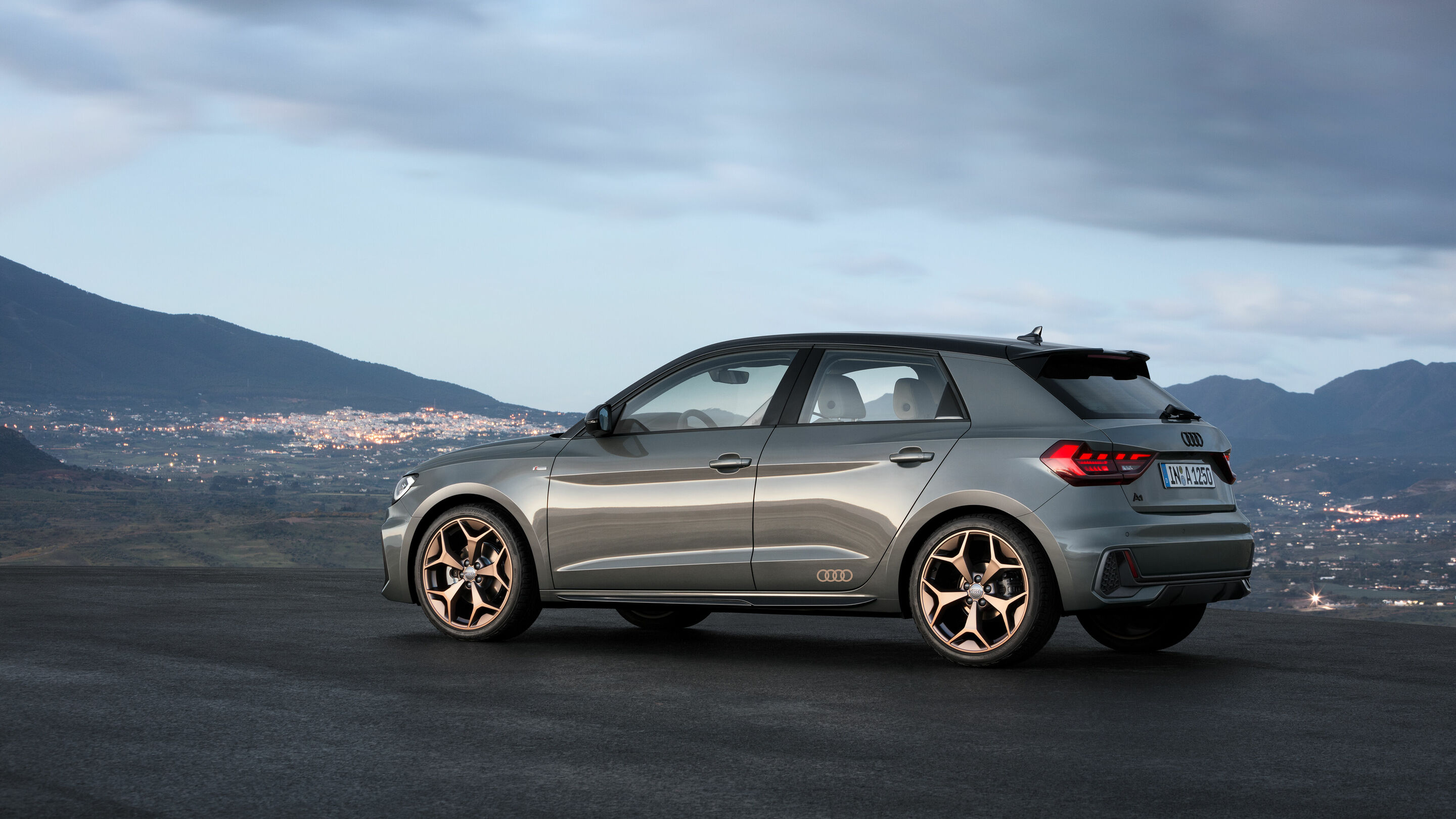 Audi A1 Sportback - Standaufnahme 
Farbe: Chronosgrau