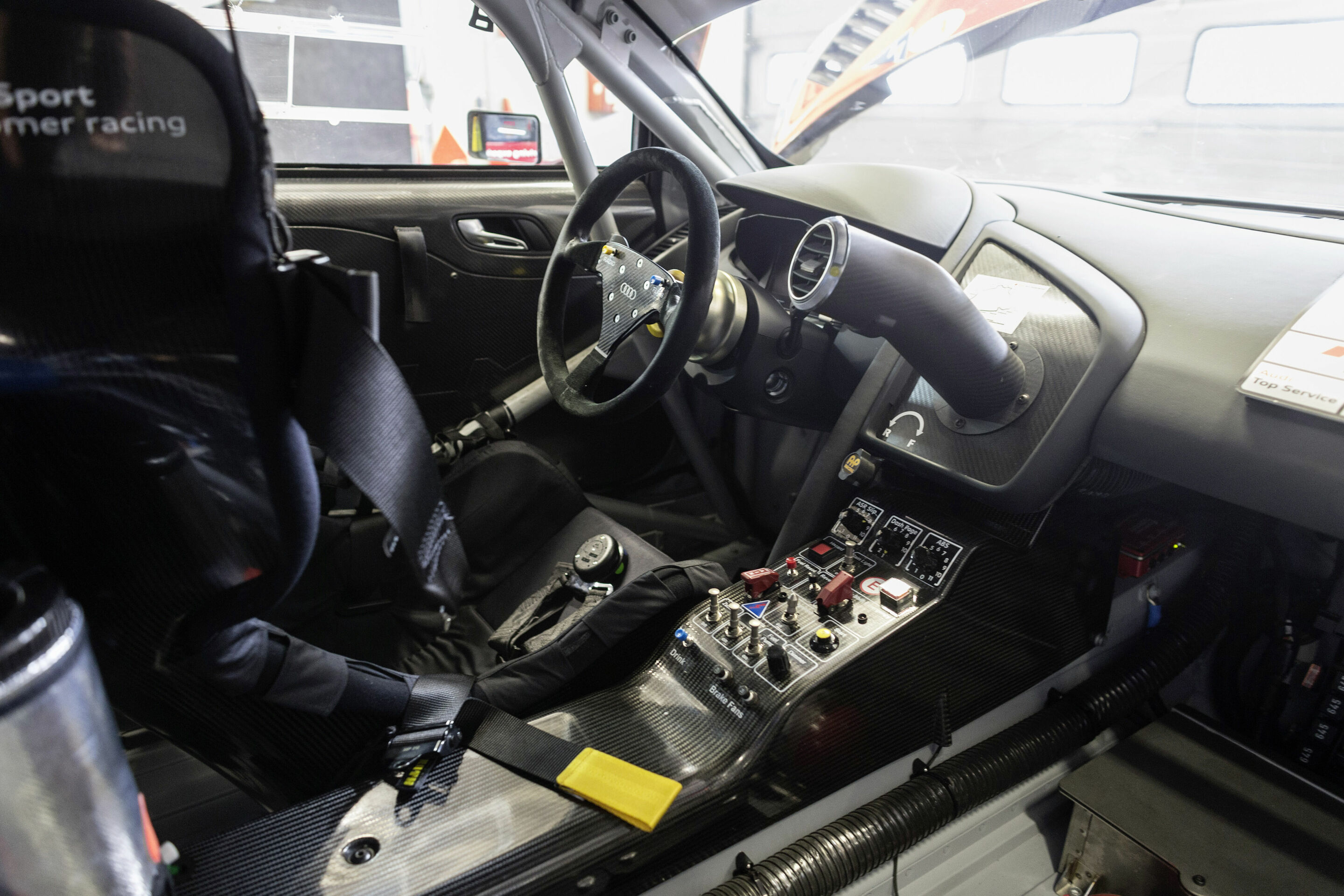 Felix Baumgartner startet im Audi R8 beim 24-Stunden-Rennen auf dem Nürburgring - Im Cockpit des R8 LMS ultra