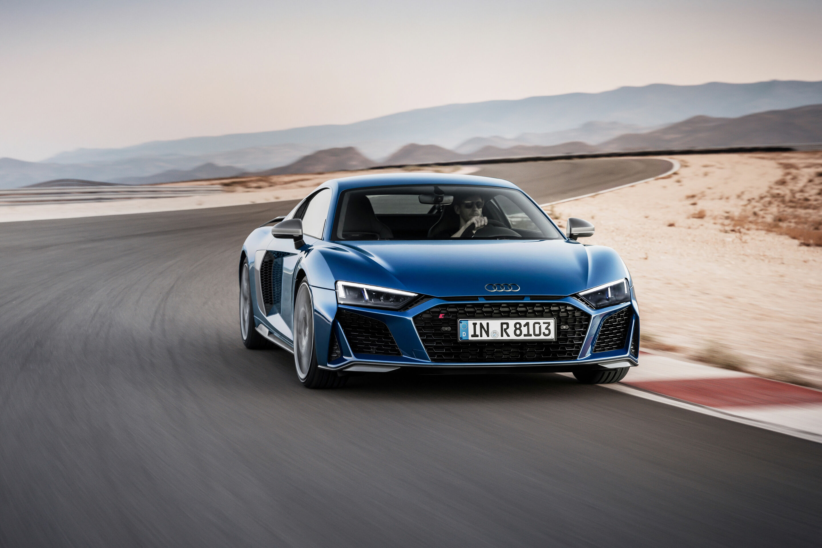 Audi R8 Coupé V10 performance quattro - Fahraufnahme
Farbe: Ascariblau metallic