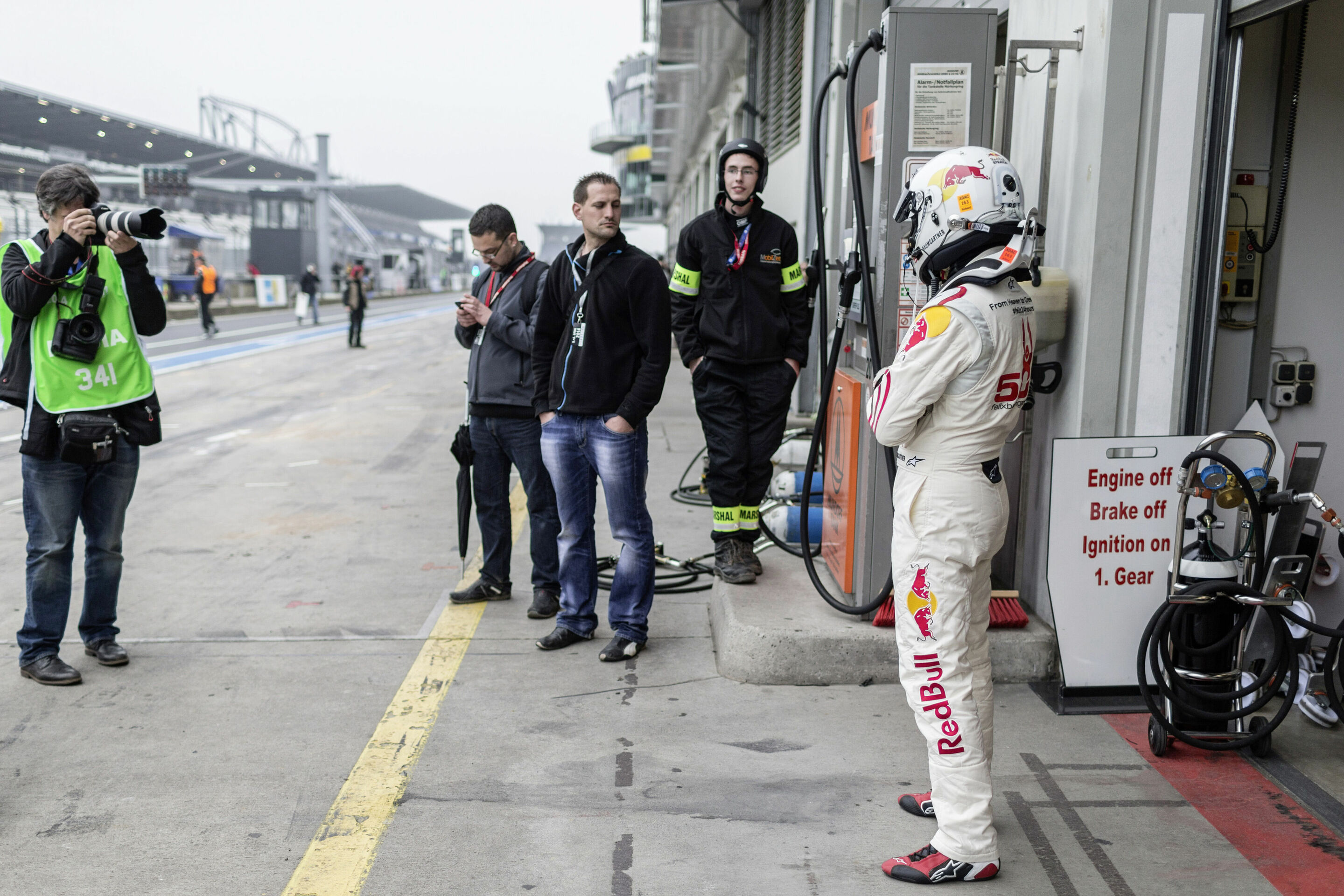 Felix Baumgartner startet im Audi R8 beim 24-Stunden-Rennen auf dem Nürburgring - Felix Baumgartner wartet auf den Fahrerwechsel