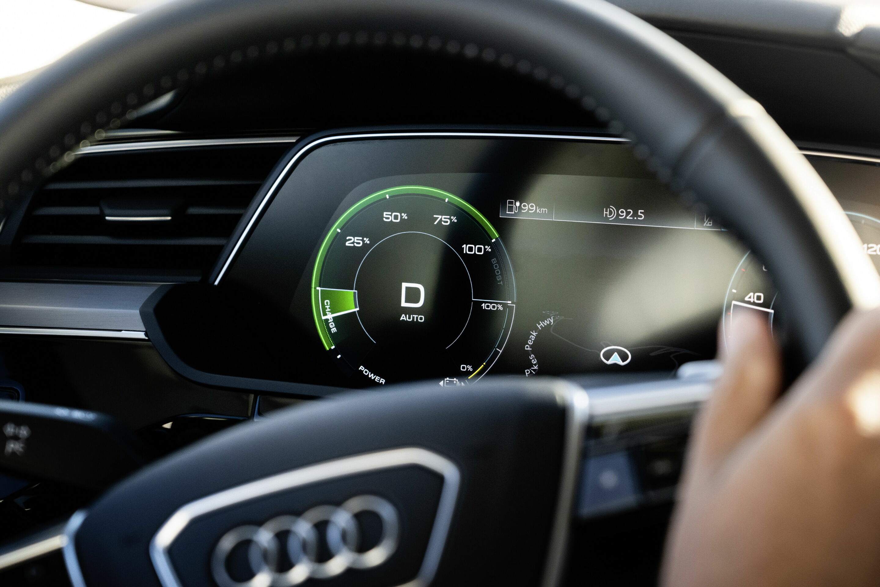 Rekuperation - In Schub- und Bremsphasen wandelt der Generator die kinetische in elektrische Energie um und speist sie in die Batterie ein. Das Audi virtual cockpit visualisiert dies in seiner Anzeige.