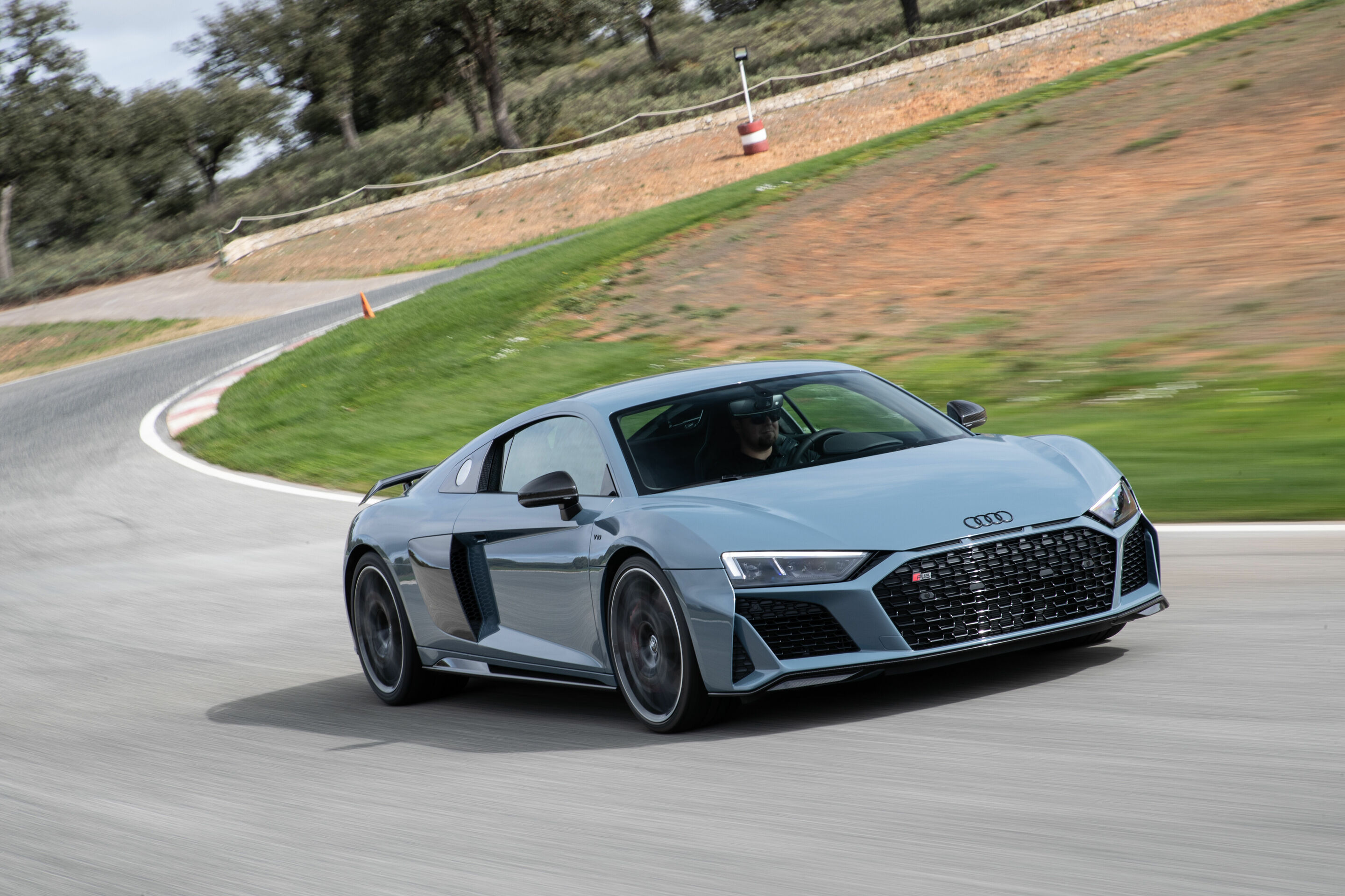 Audi R8 Coupé V10 performance quattro - Fahraufnahme 
Farbe: Kemoragrau metallic