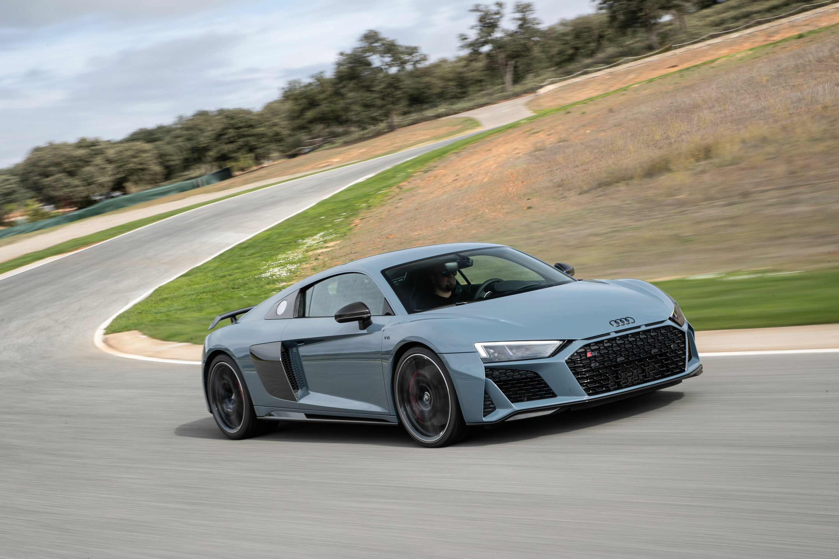 Audi R8 Coupé V10 performance quattro - Dynamic Photo 
Colour: Kemora gray metallic
