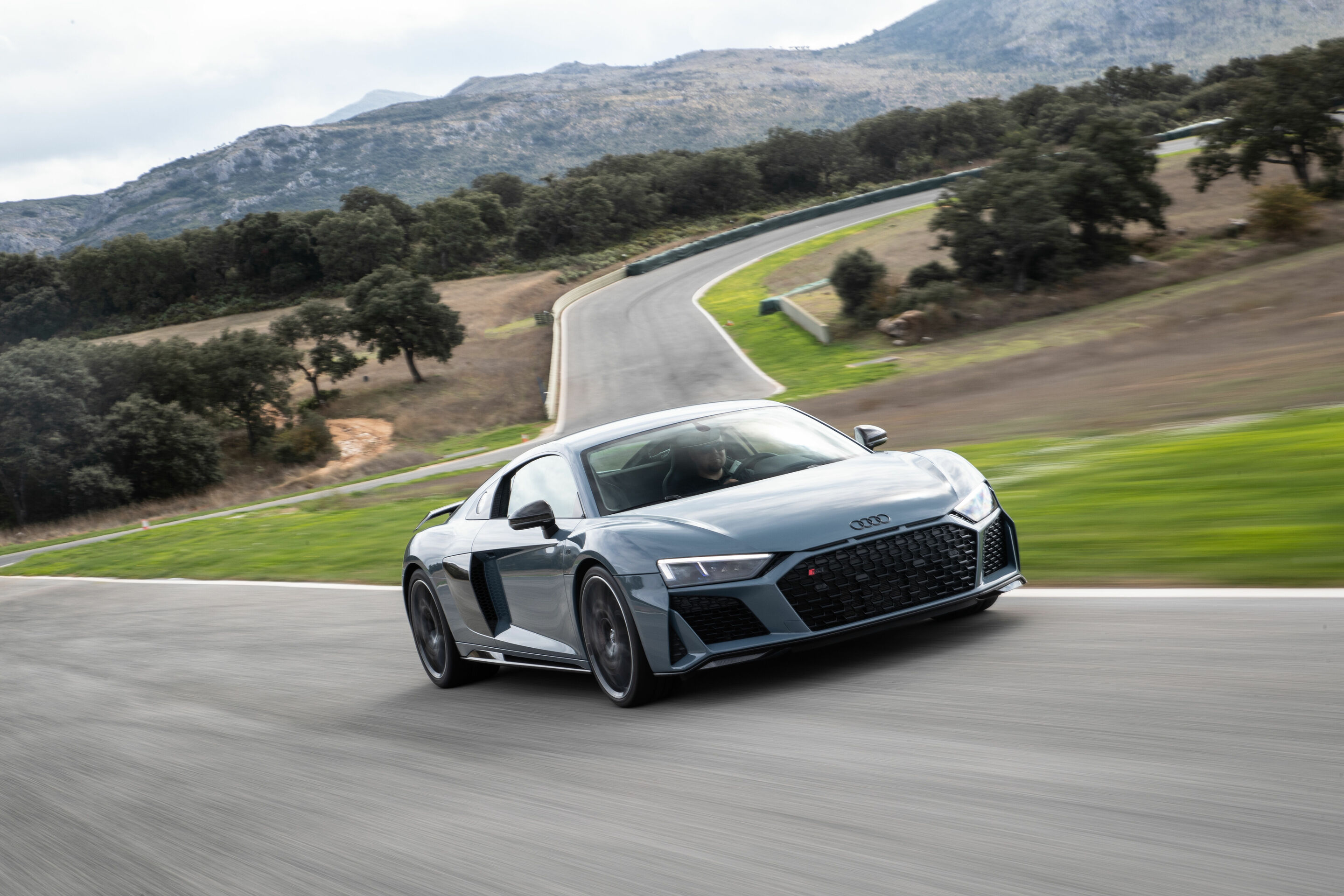 Audi R8 Coupé V10 performance quattro - Dynamic Photo 
Colour: Kemora gray metallic