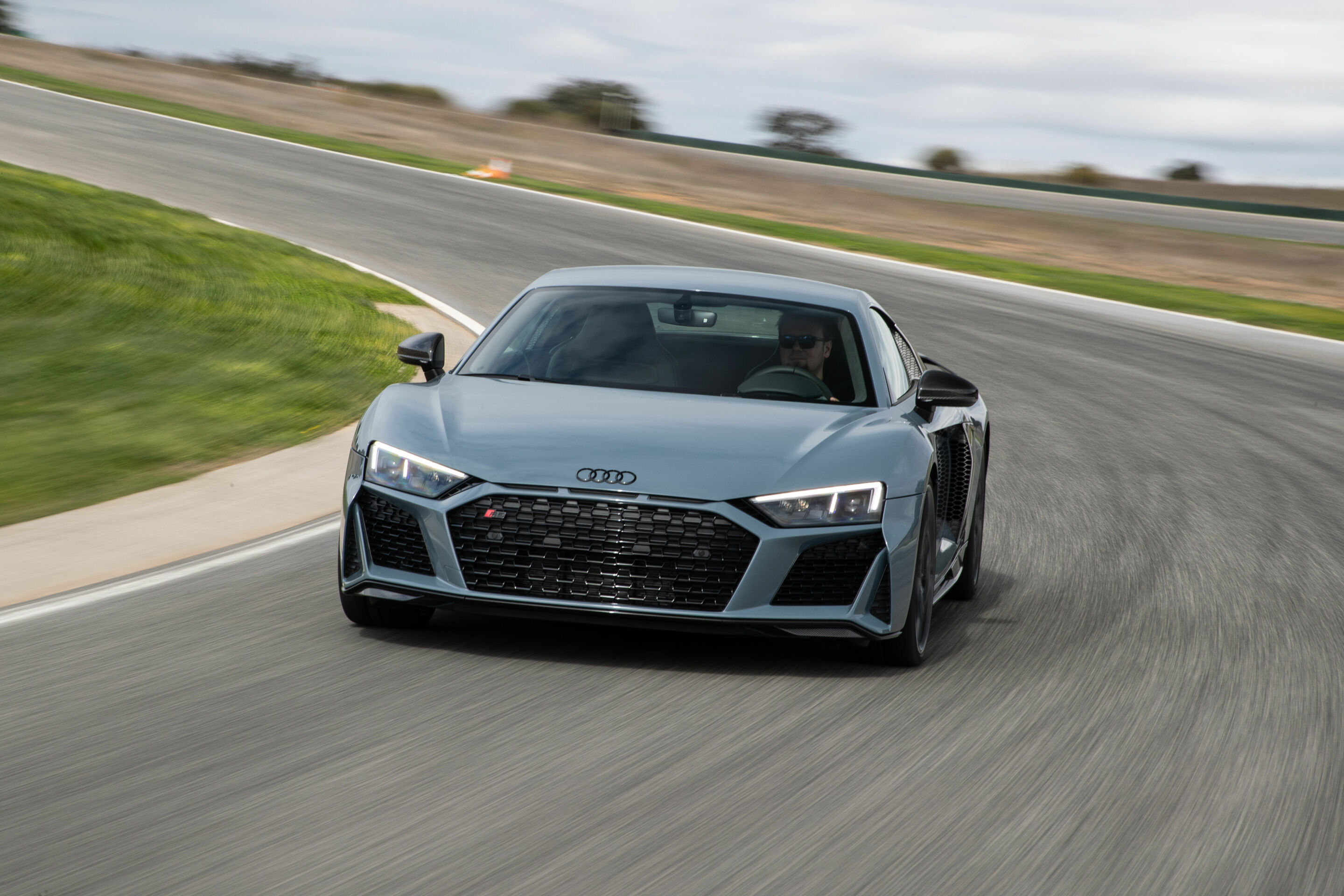 Audi R8 Coupé V10 performance quattro - Fahraufnahme 
Farbe: Kemoragrau metallic