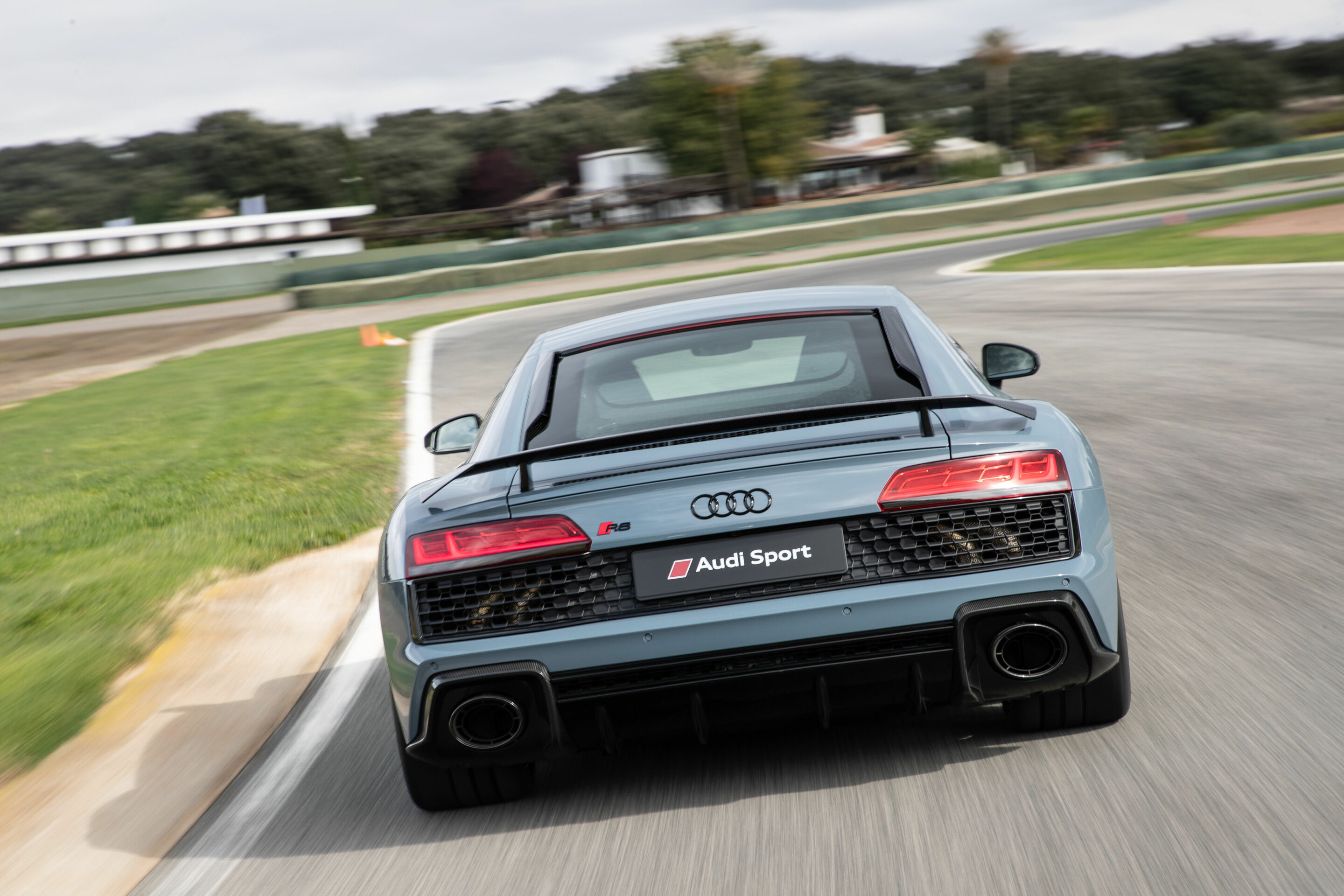 Audi R8 Coupé V10 performance quattro - Fahraufnahme 
Farbe: Kemoragrau metallic