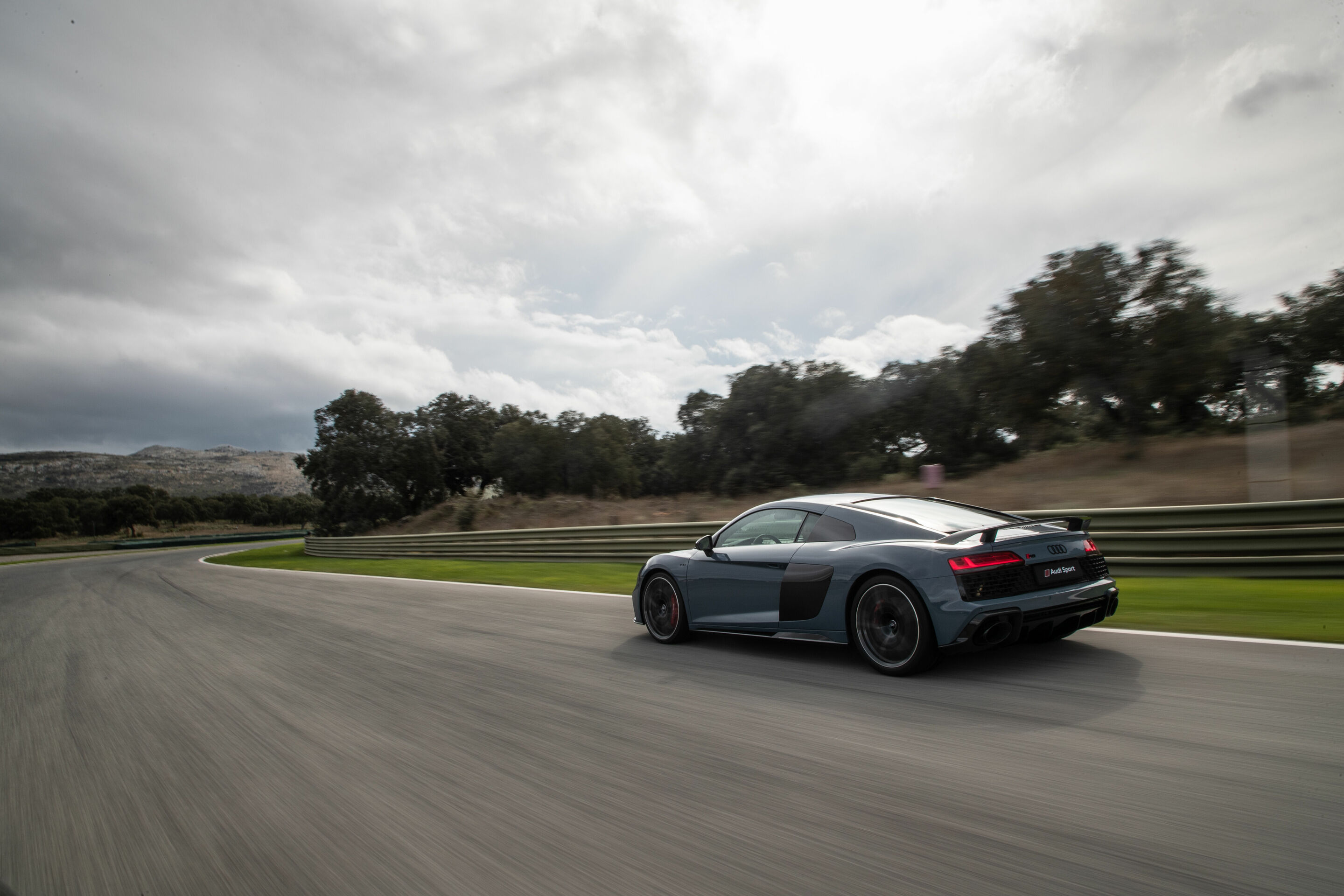 Audi R8 Coupé V10 performance quattro - Fahraufnahme 
Farbe: Kemoragrau metallic